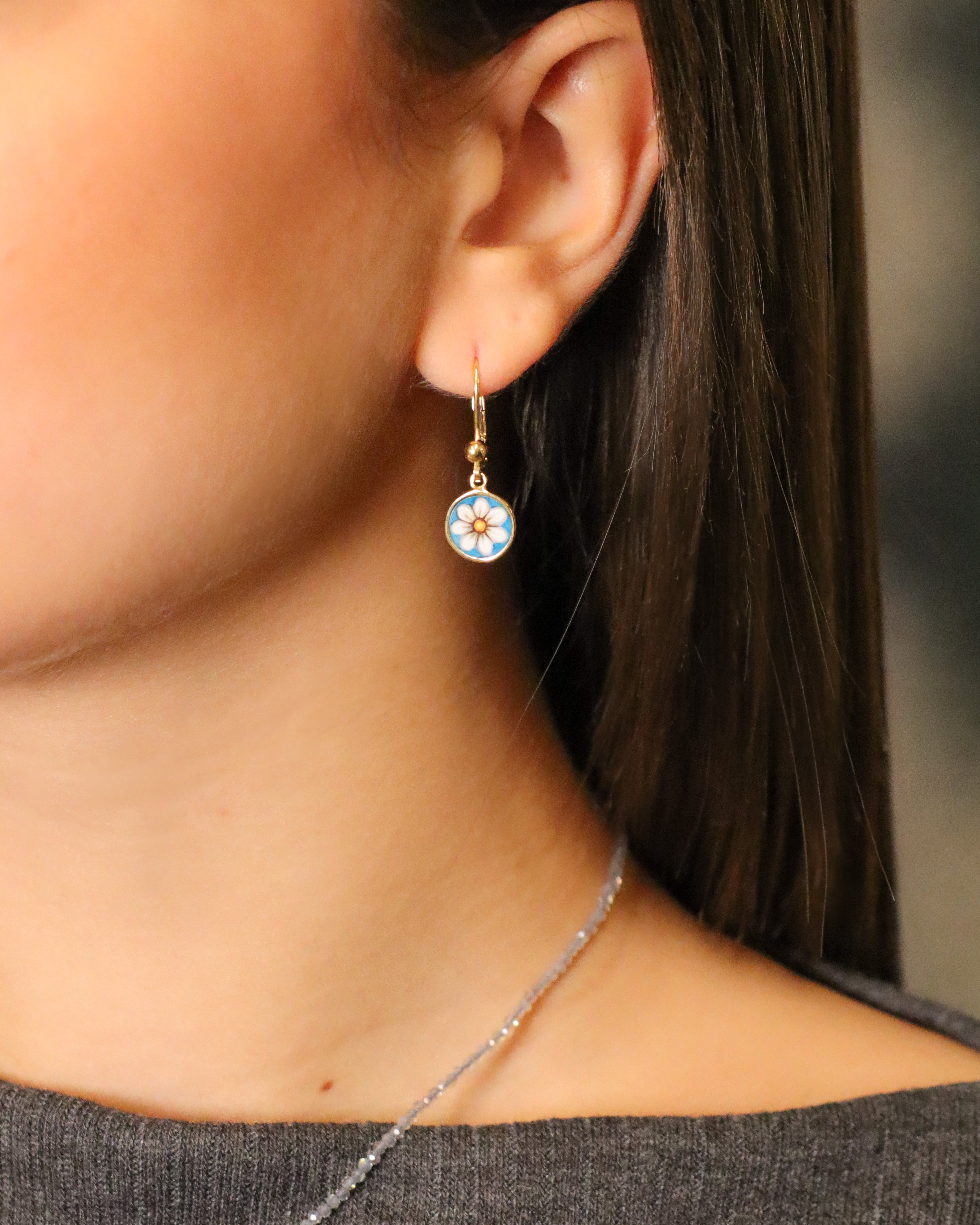 Orecchini pendenti in oro giallo 18 carati con margherita dipinta a mano in smalto a fuoco