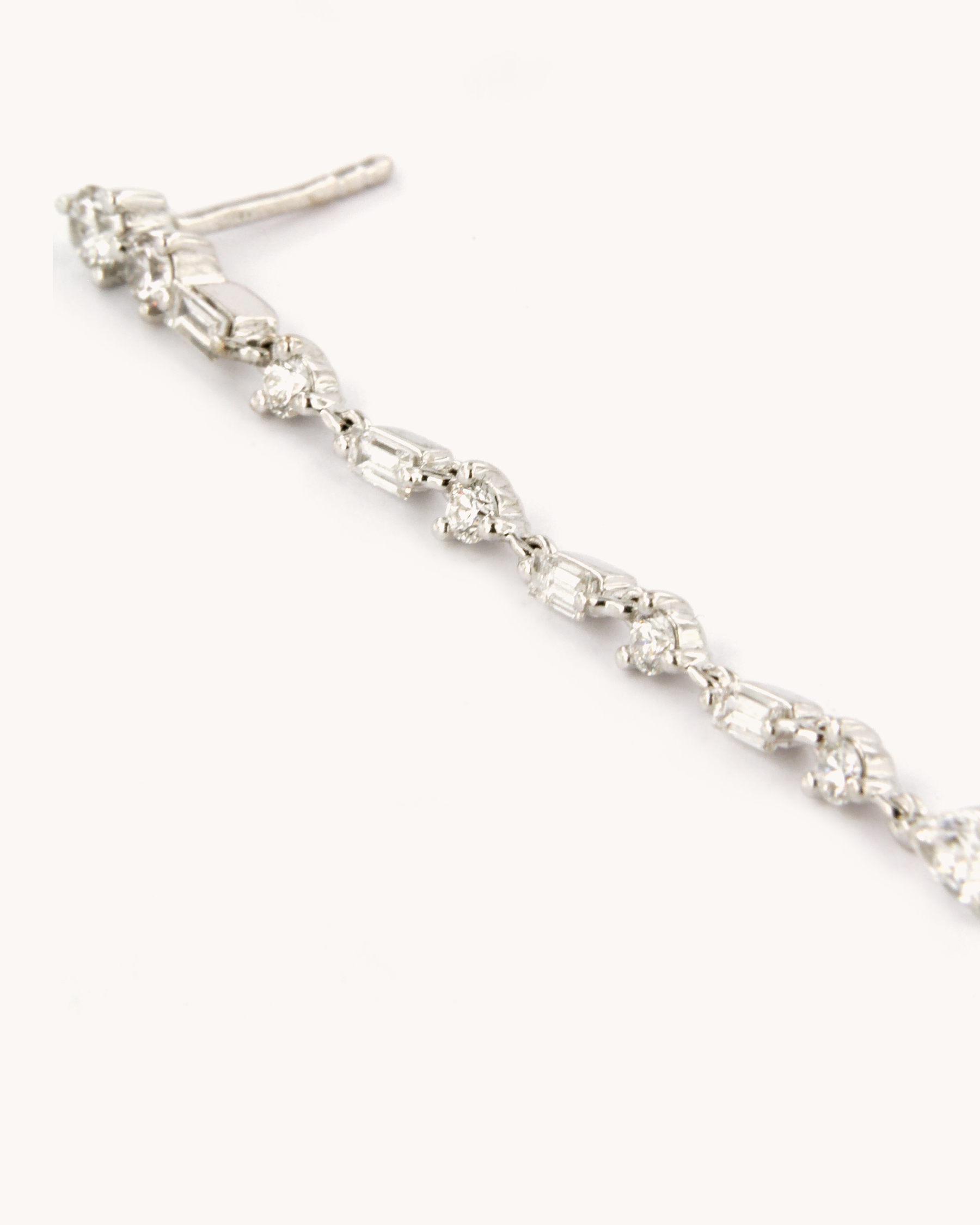 Orecchini pendenti in oro bianco 18 carati con diamanti