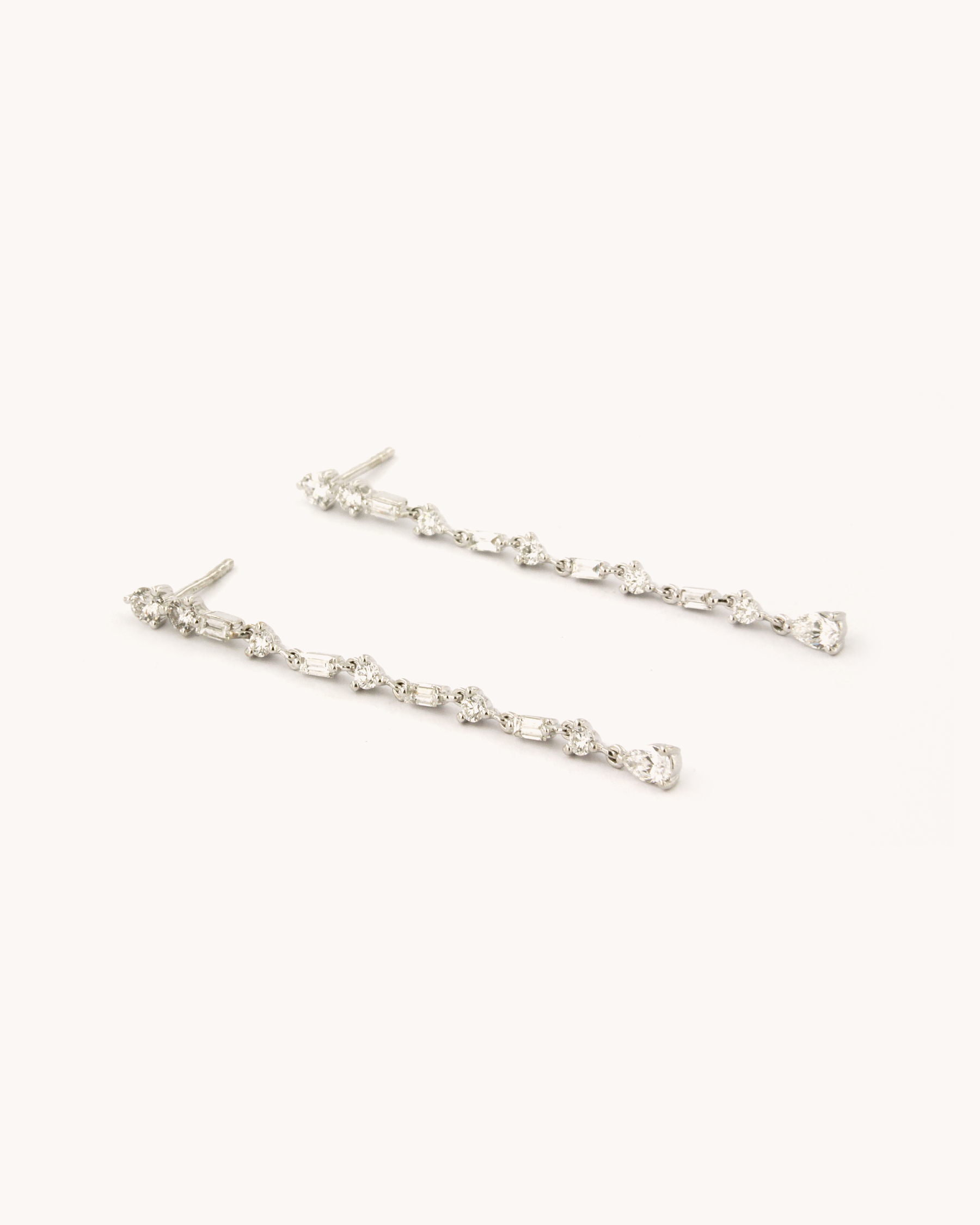 Orecchini pendenti in oro bianco 18 carati con diamanti