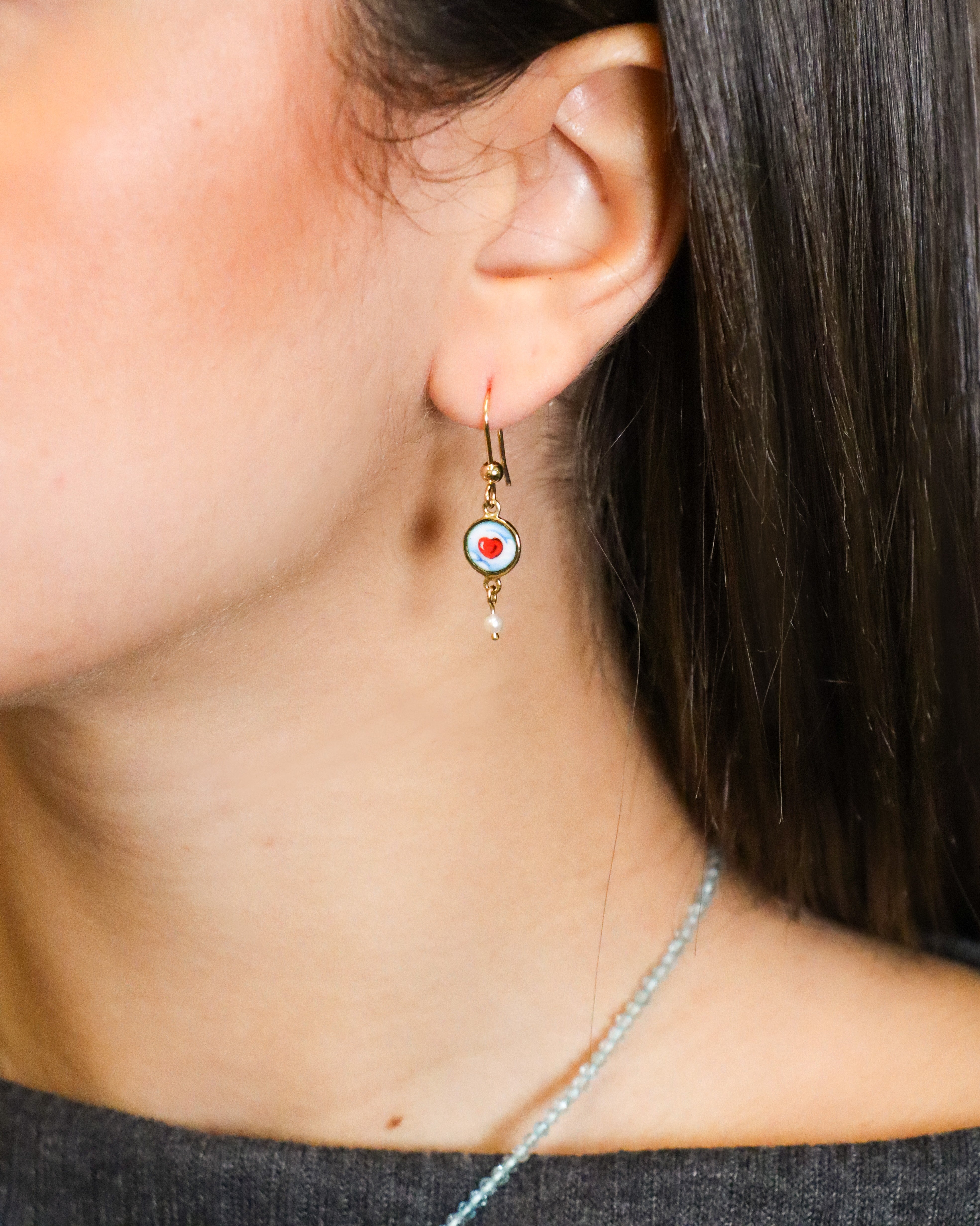 Orecchini pendenti in oro giallo 18 carati con cuore dipinto a mano in smalto a fuoco e perla.