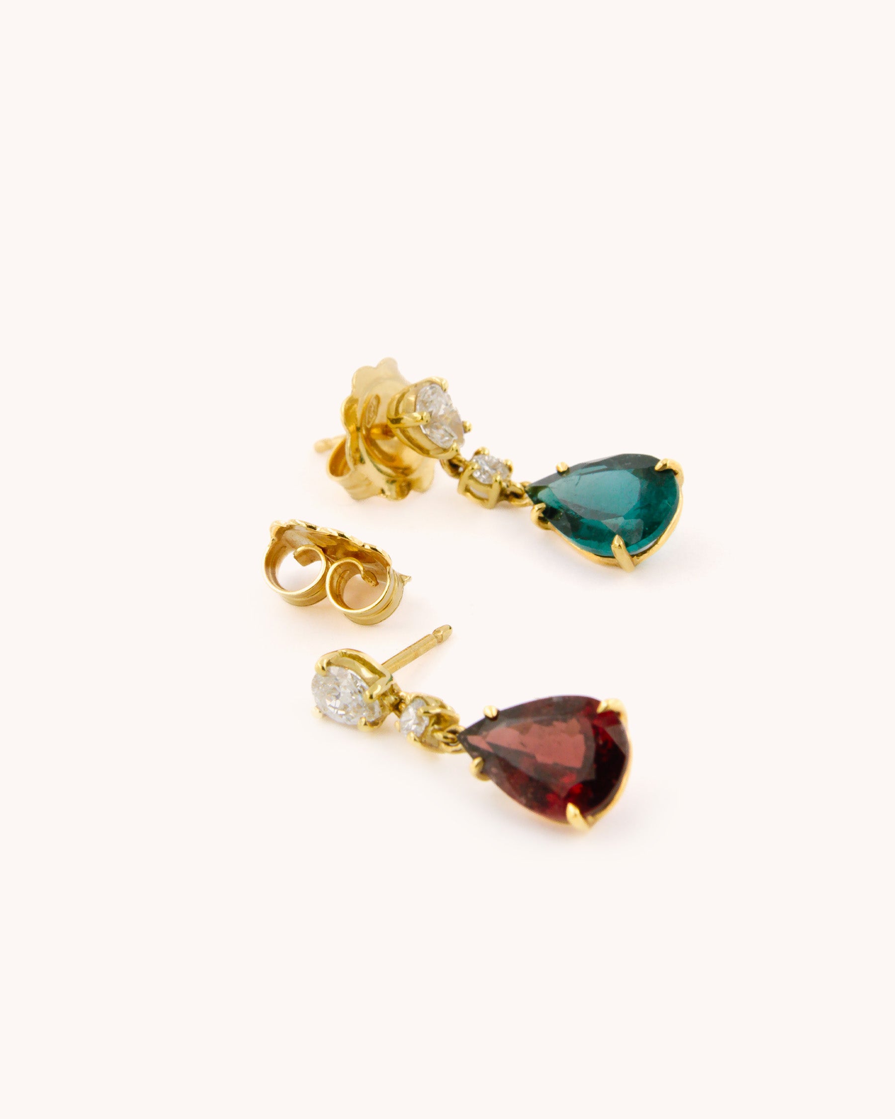 Orecchini pendenti in oro giallo 18 carati con rubellite e tormalina verde a goccia, impreziositi da diamanti, firmati Merù Gioielli.
