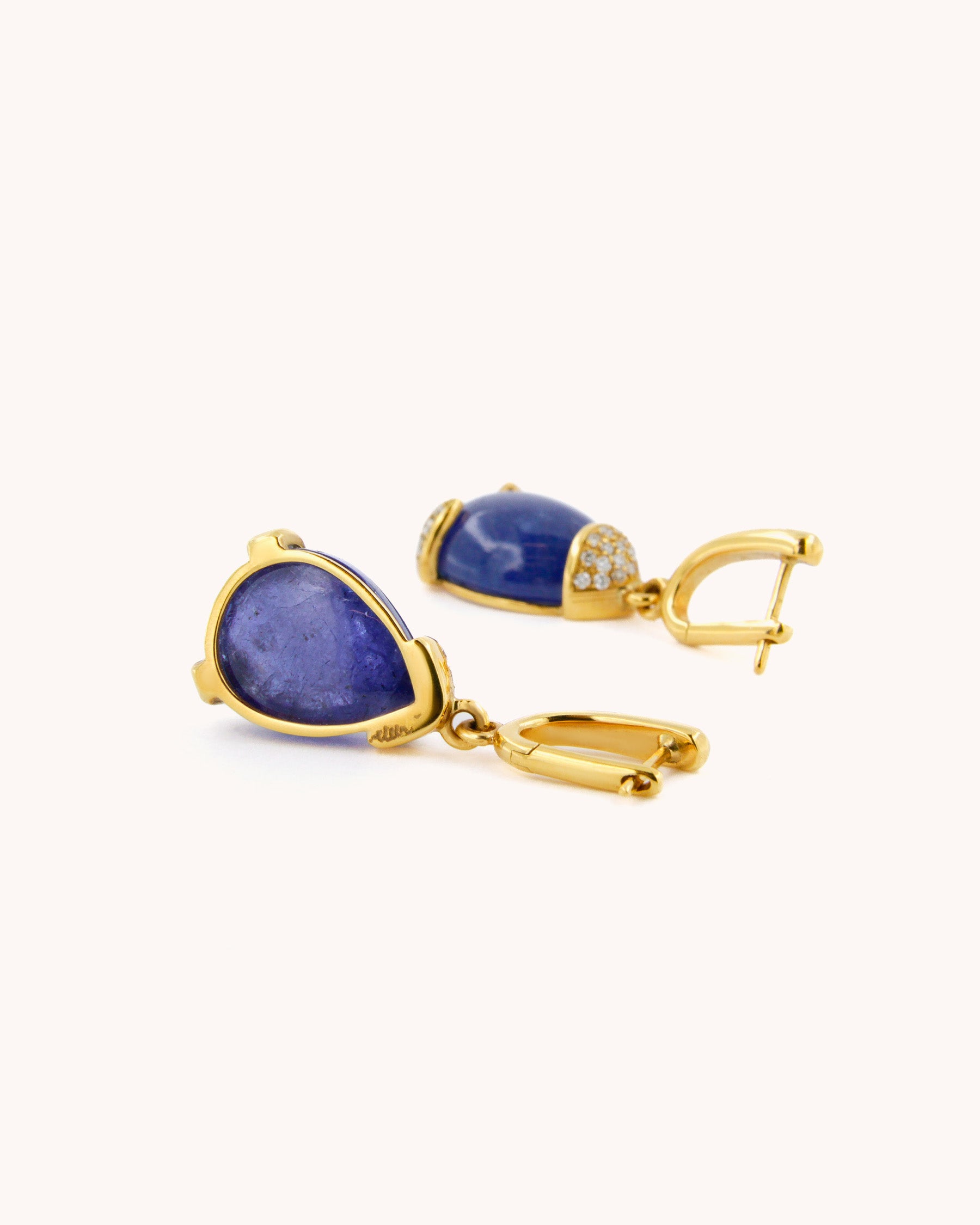 Orecchini pendenti in oro giallo 18 carati con tanzanite blu taglio goccia cabochon e diamanti bianchi, firmati Merù Gioielli.