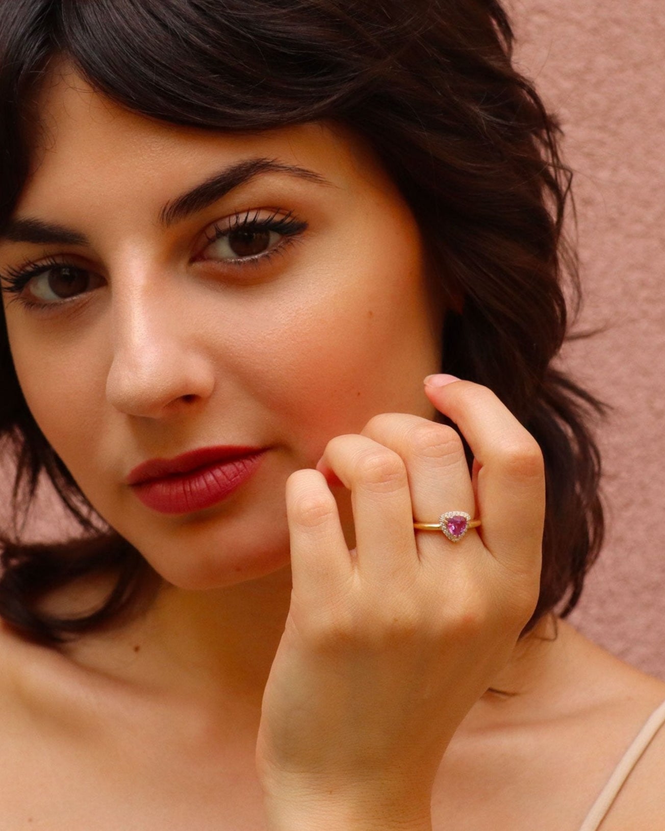 Anello in oro giallo 18 carati con zaffiro rosa taglio trillion e cornice di diamanti – Merù Gioielli