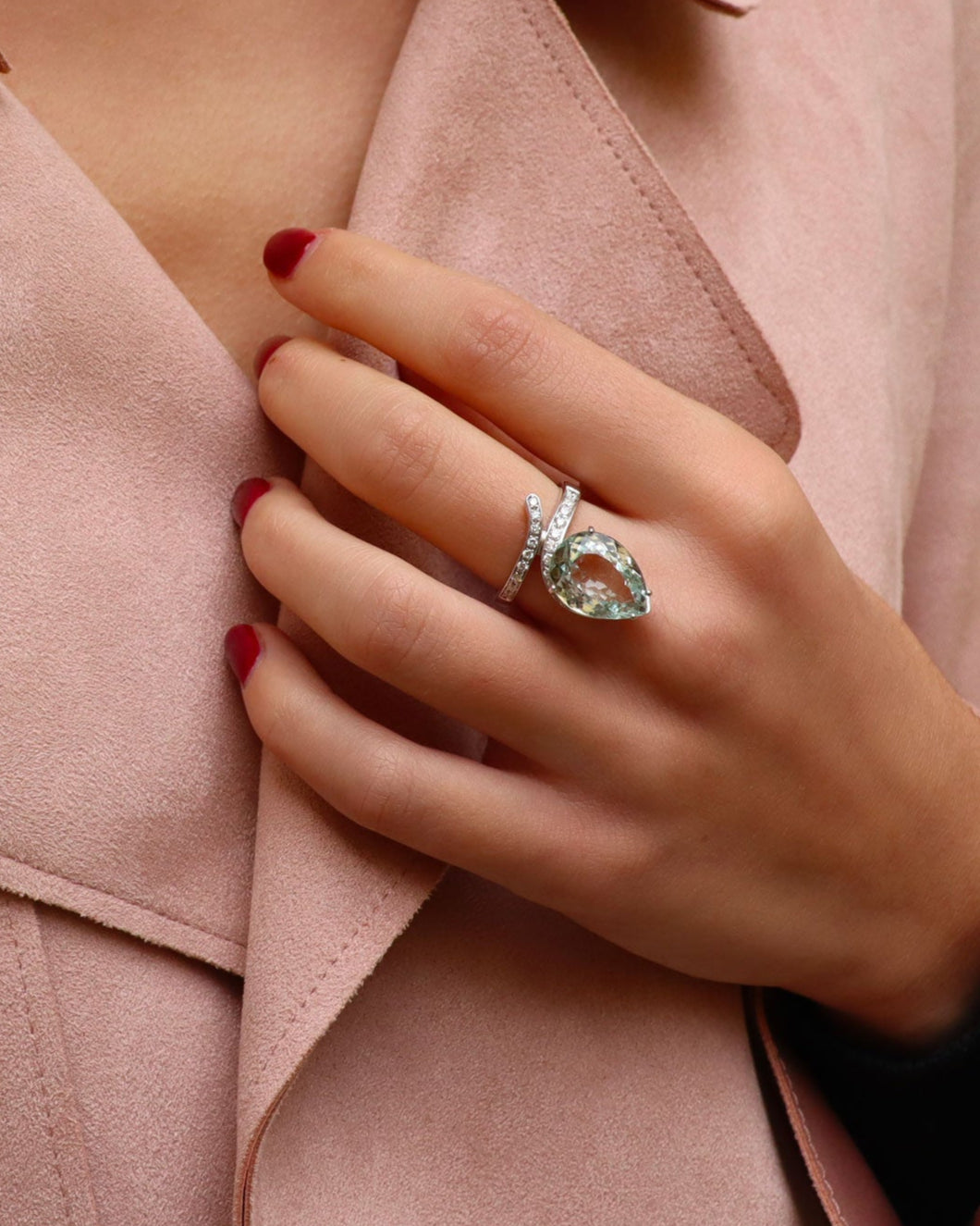 Anello in oro bianco 18 carati con acquamarina taglio goccia e diamanti, firmato Merù Gioielli