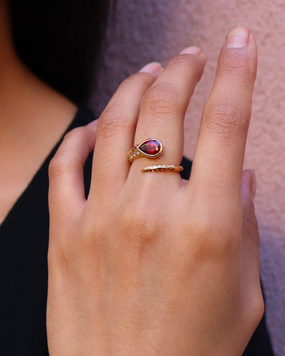 Anello serpente in oro bianco con rubellite centrale e diamanti, creazione artigianale Merù Gioielli.