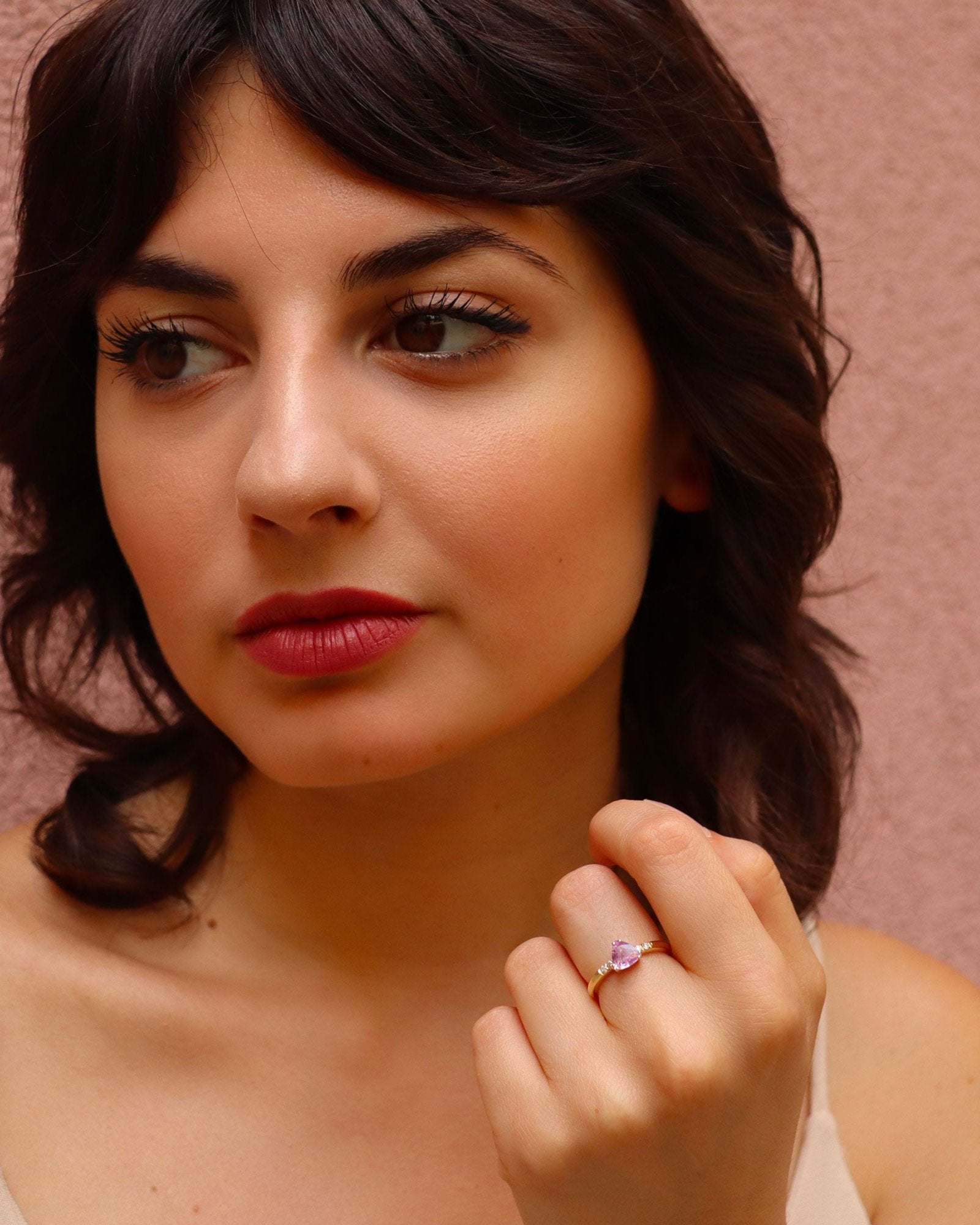 Anello in oro giallo 18 carati con zaffiro rosa taglio trillion e diamanti laterali – Merù Gioielli