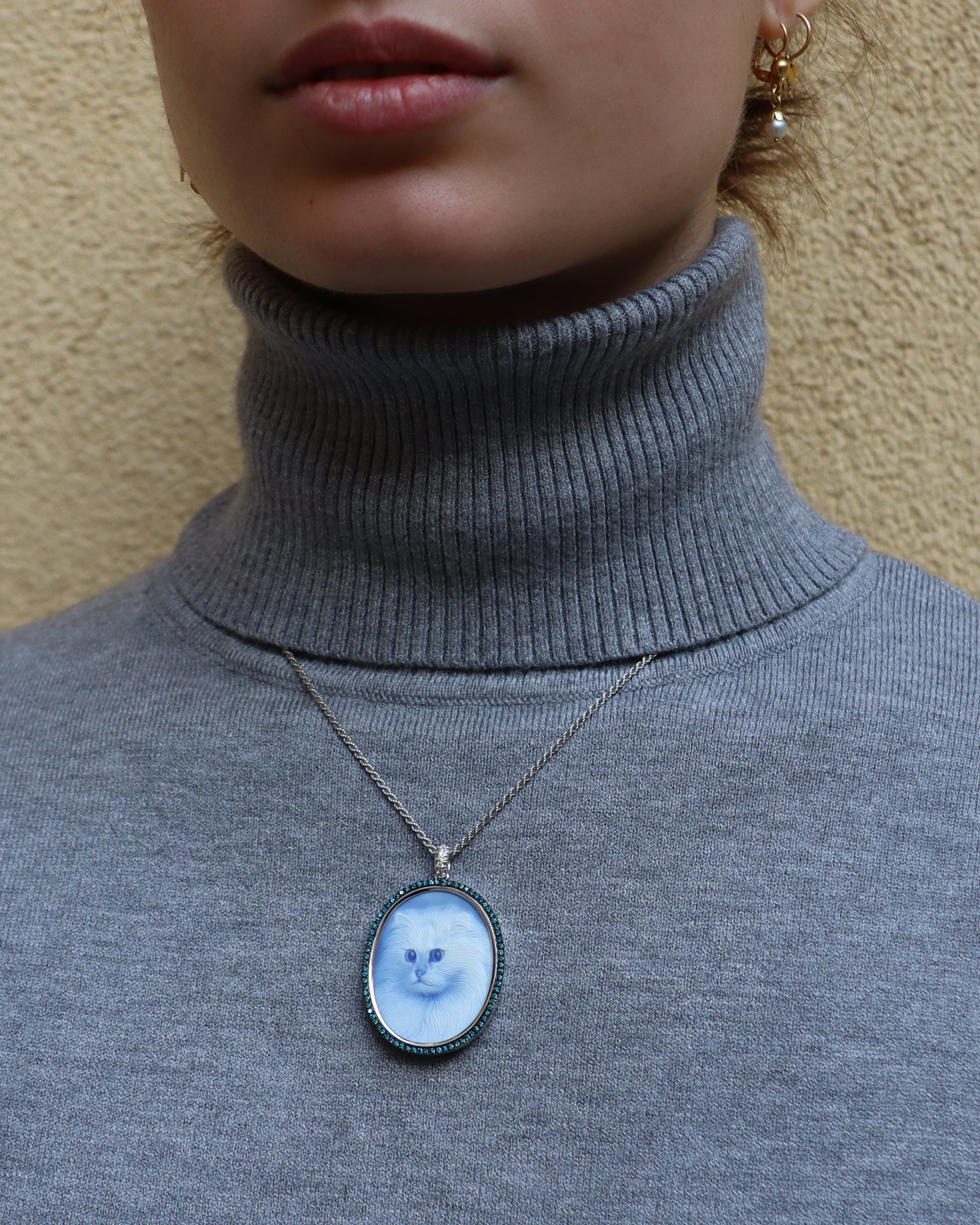 Collana con cammeo raffigurante un gatto persiano inciso in agata, montatura in oro bianco 18 carati e diamanti.