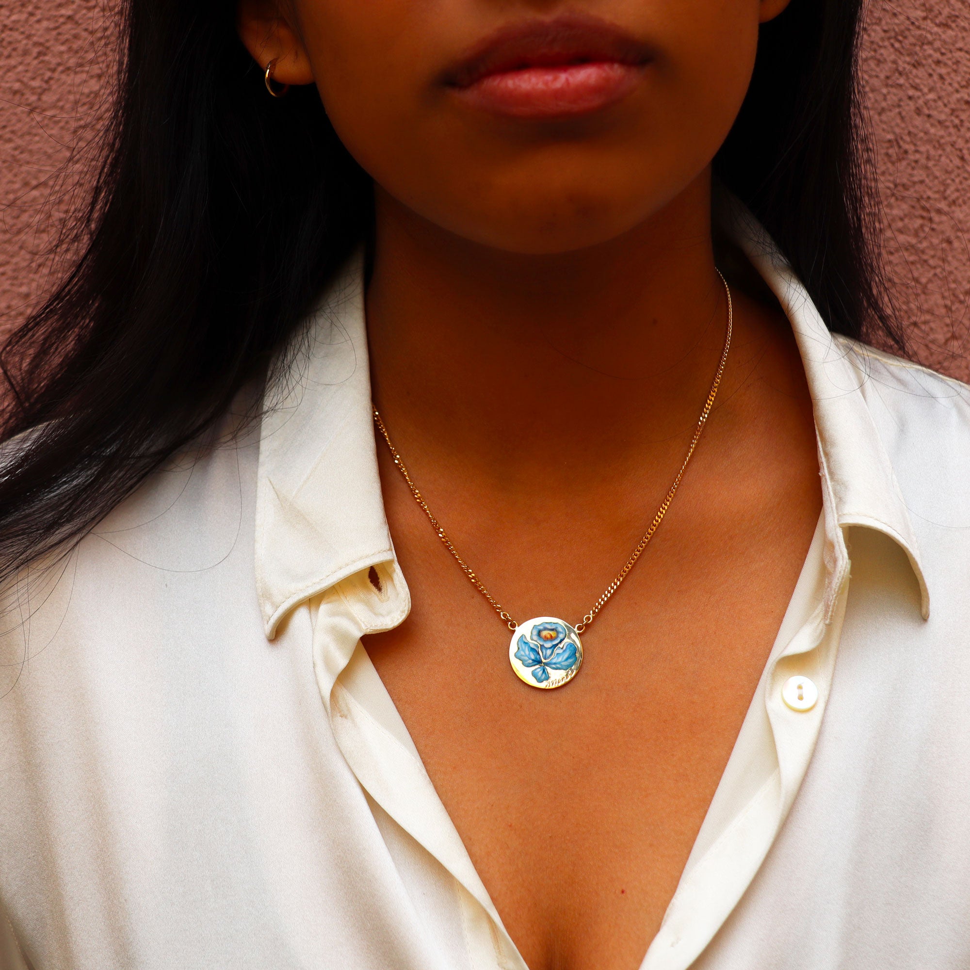 Collana Giunchiglia in oro giallo 18 carati con ciondolo in smalto dipinto a mano