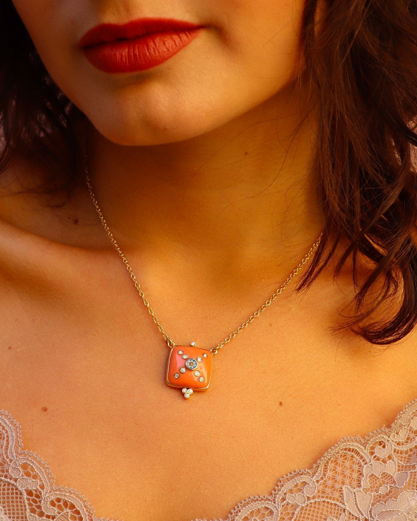 Collana Quadro di Corallo Rosa in oro giallo 18 carati con diamanti e dettaglio in smalto dipinto a mano, Merù Gioielli