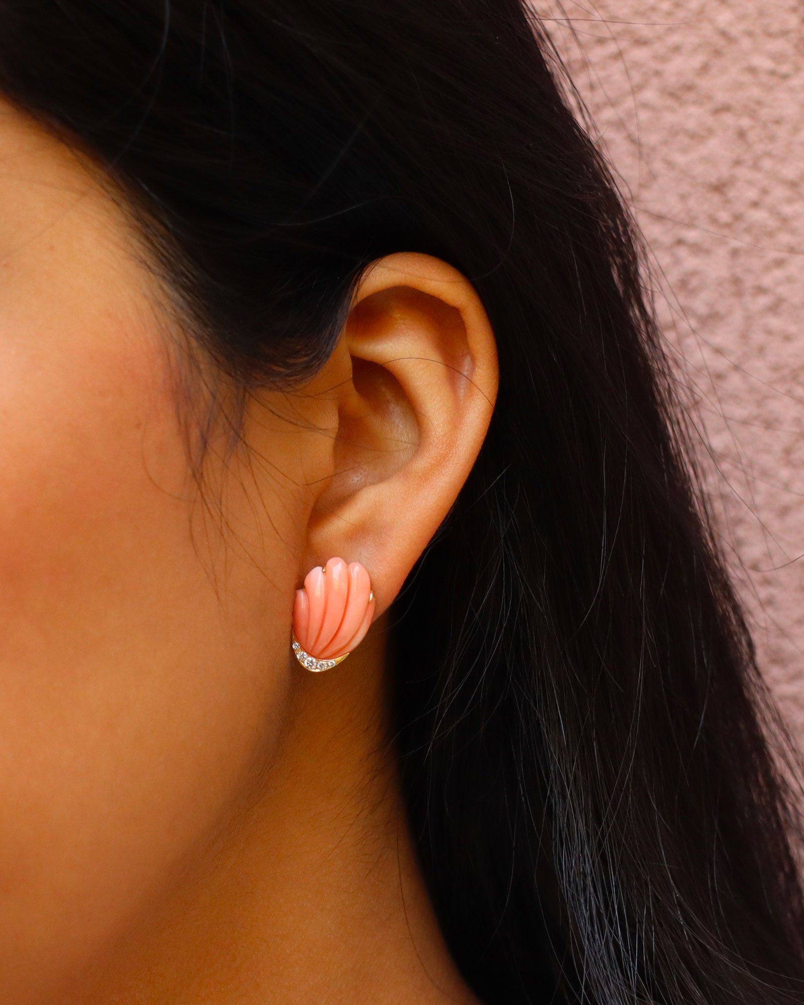 Orecchini a lobo in oro giallo 18 carati con conchiglia in corallo peau d’ange e diamanti, firmati Merù Gioielli.