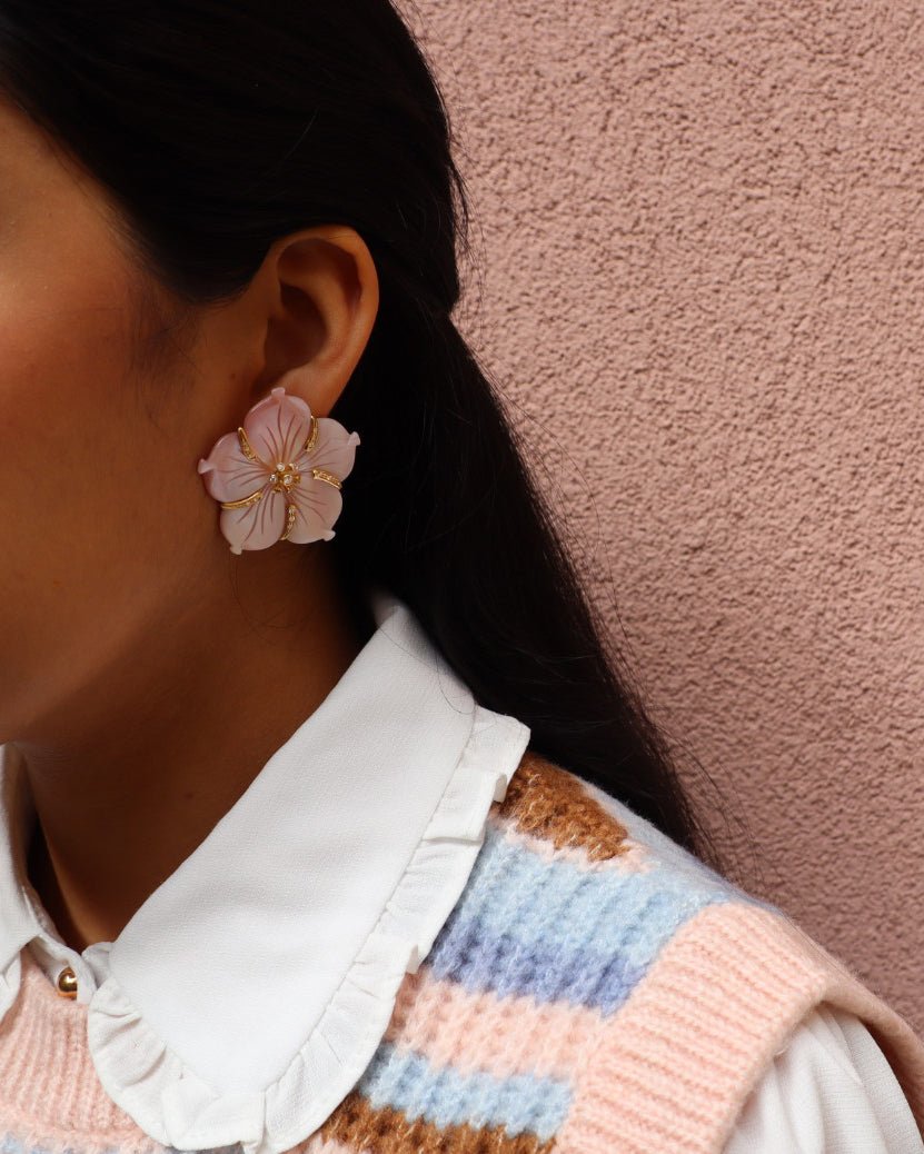 Coppia di orecchini Fiore in madreperla rosa con diamanti in oro giallo 18K