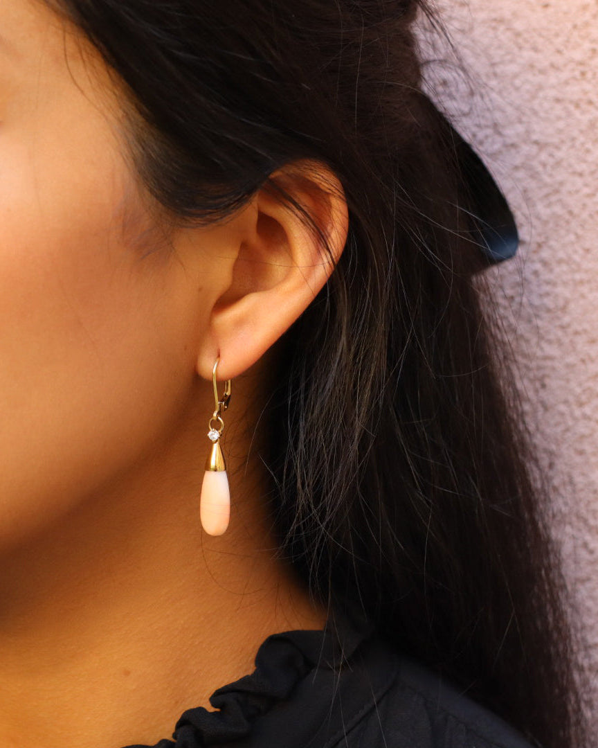 Orecchini pendenti in oro giallo 18K con corallo rosa naturale a forma di goccia e diamanti incastonati.