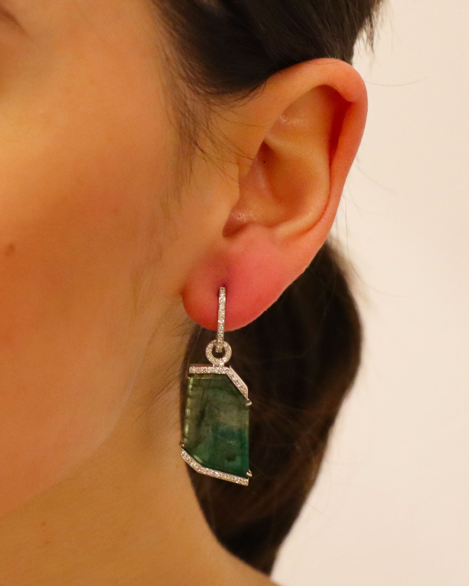 Orecchini pendenti in oro bianco 18 carati con smeraldi asimmetrici e diamanti bianchi