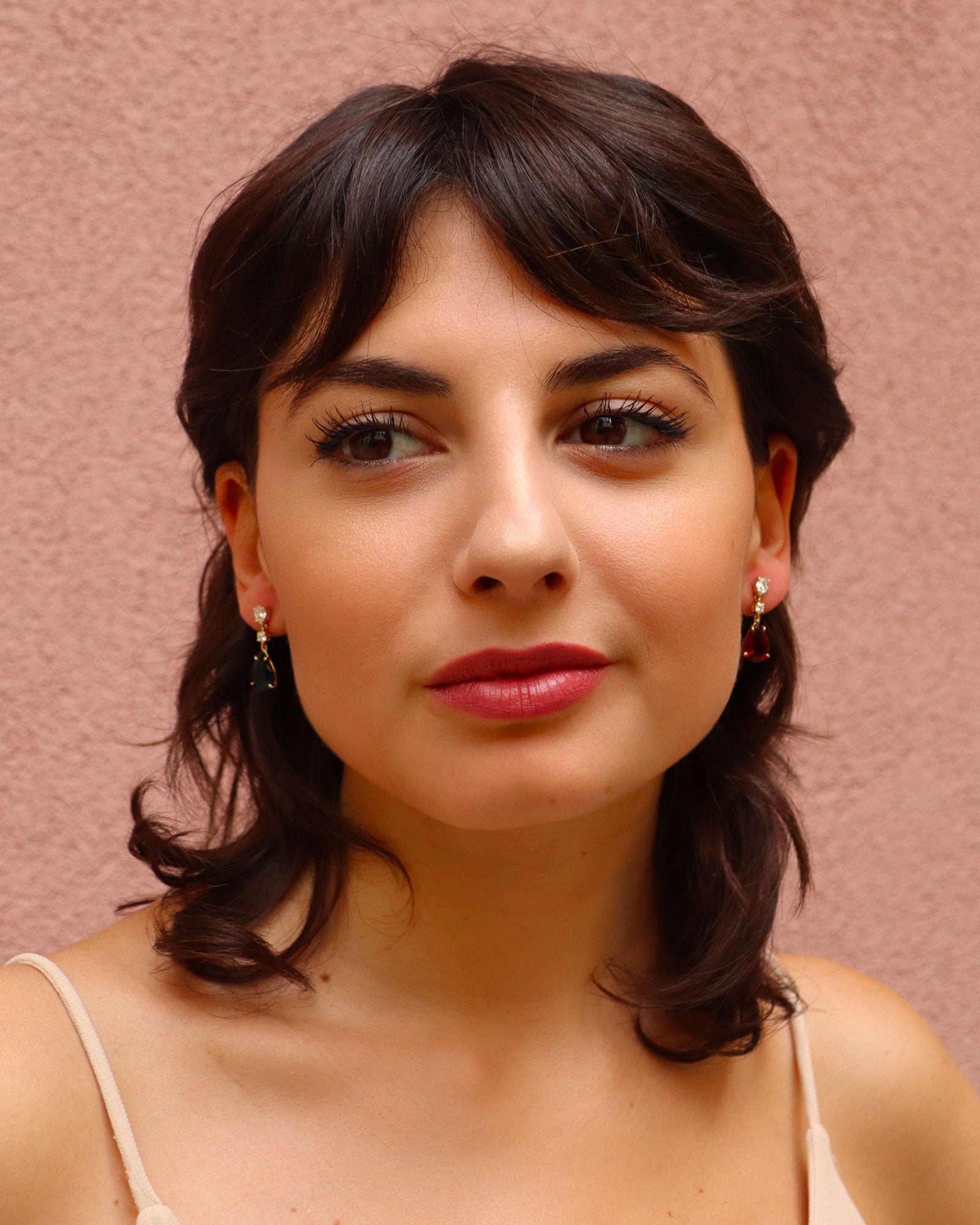 Orecchini pendenti in oro giallo 18 carati con rubellite e tormalina verde a goccia, impreziositi da diamanti, firmati Merù Gioielli.