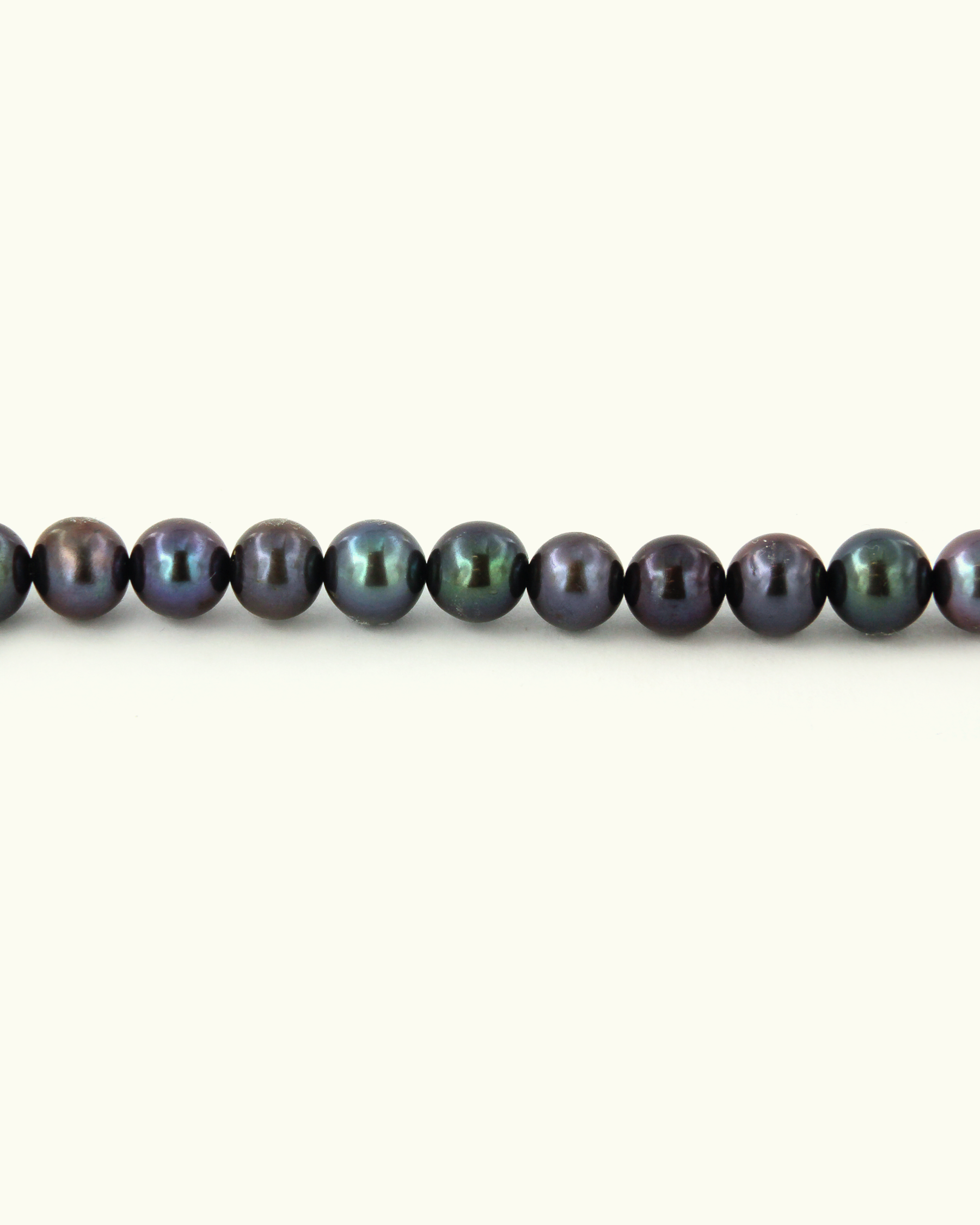 Shark Bright Pink Coloris Necklace with Black Pearls