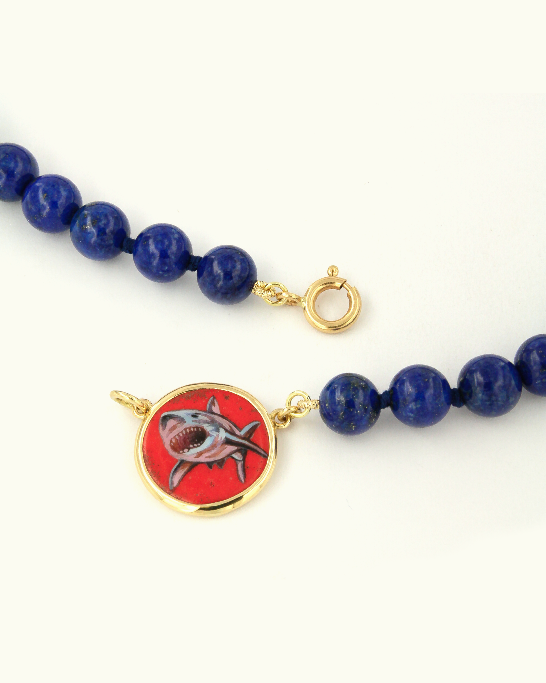 Shark Red Coloris Necklace in Deep Blue