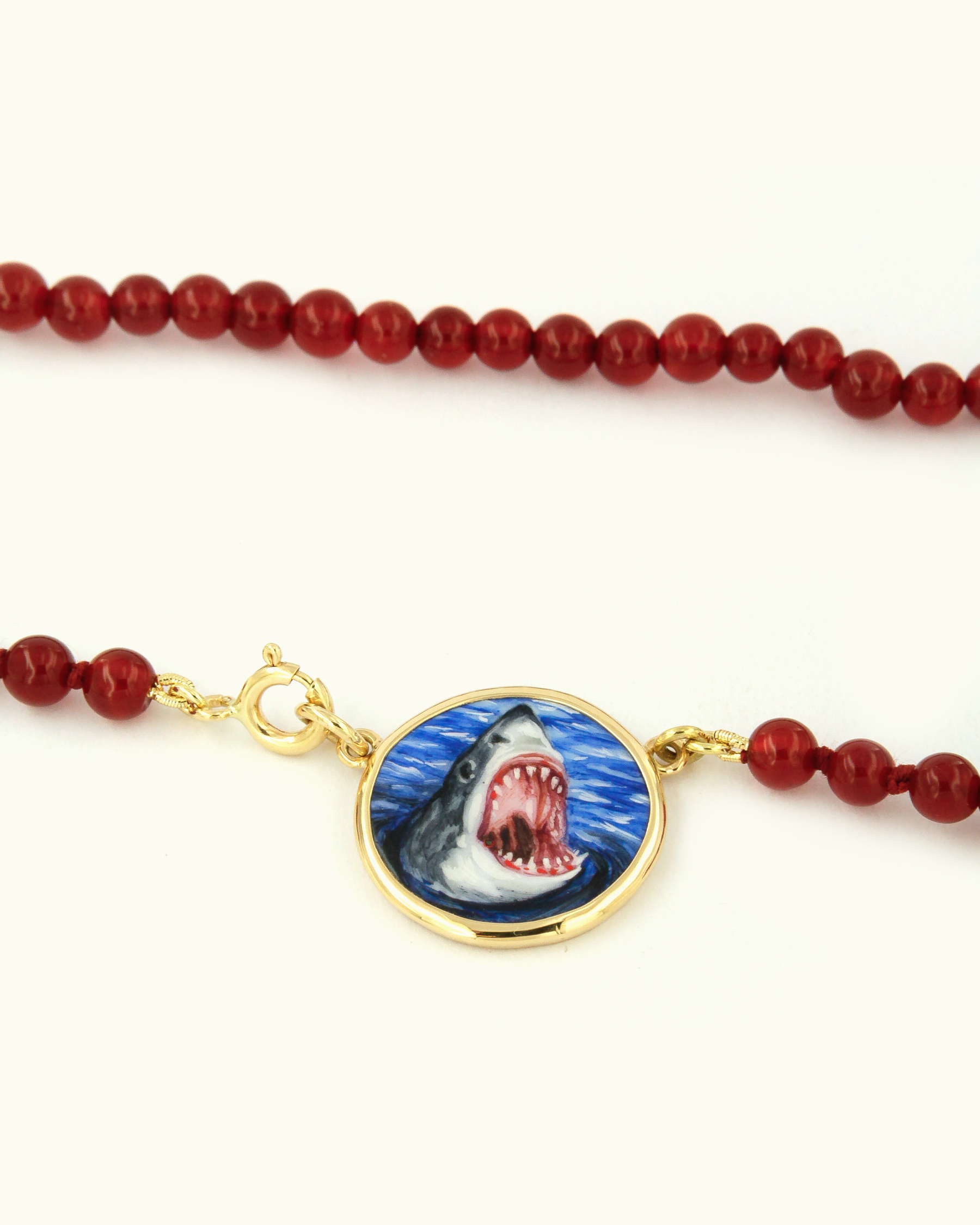 Collana Coloris Shark Jaw nel Rosso Cremisi