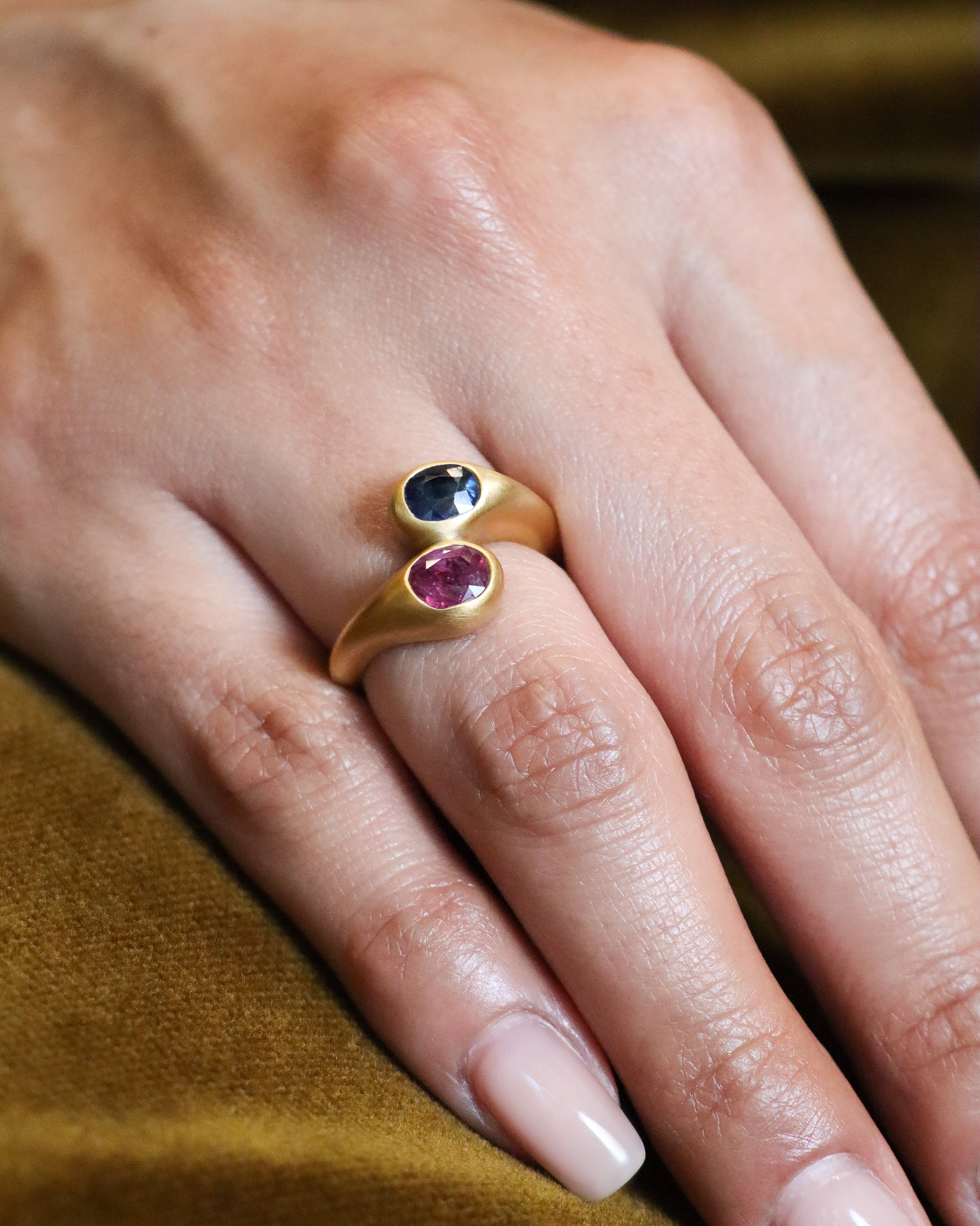 Anello Contrarie Rubino e Zaffiro