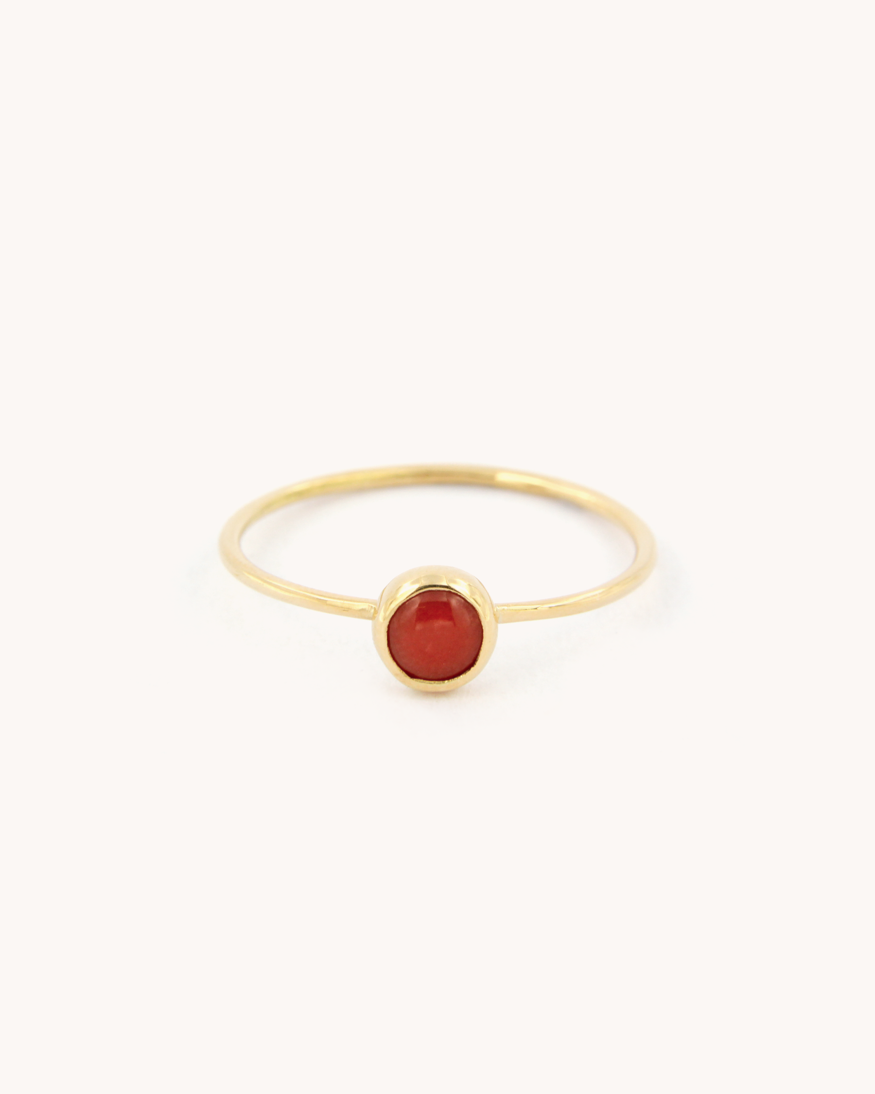 Anello a Filo con Corallo Rosso