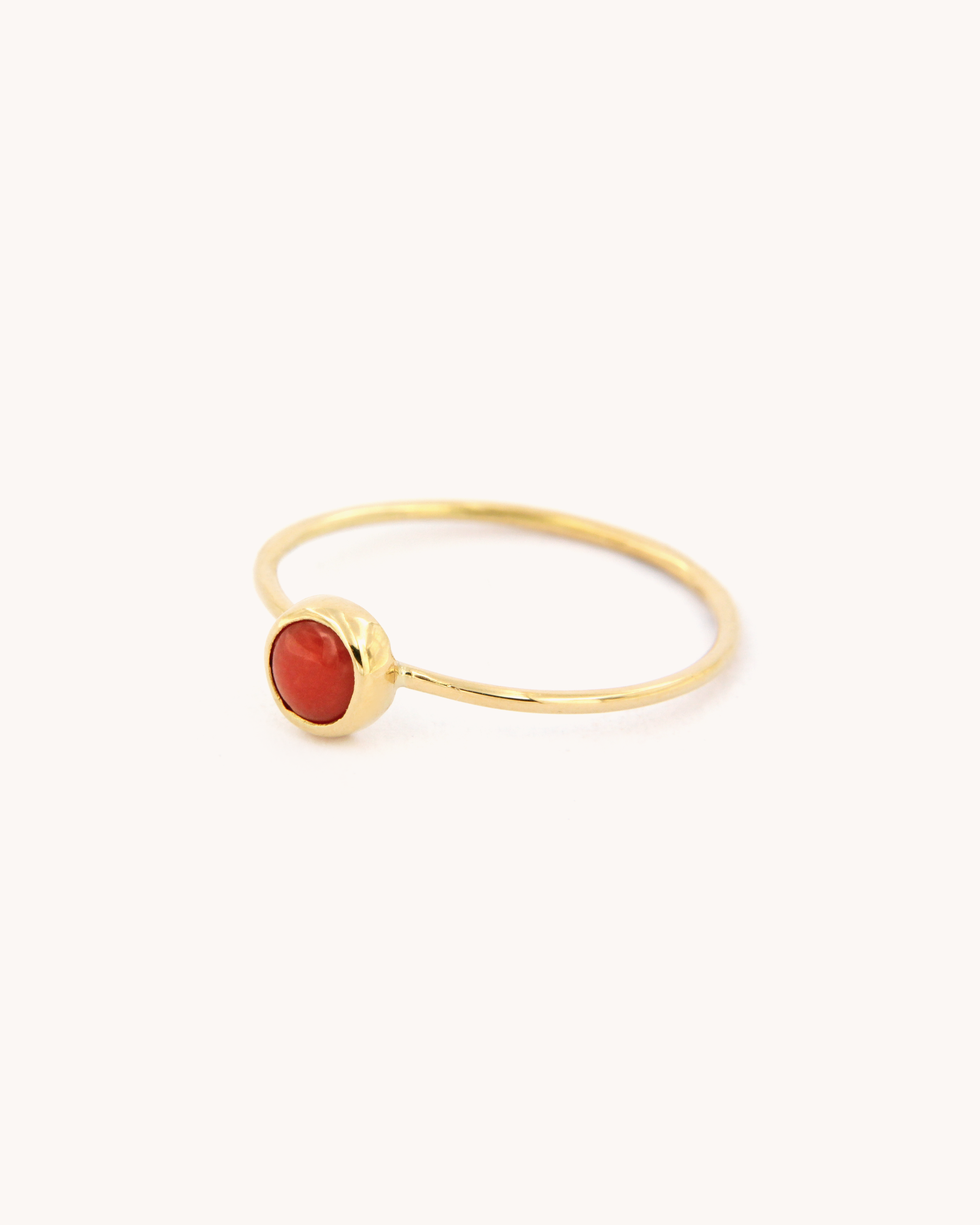 Anello a Filo con Corallo Rosso