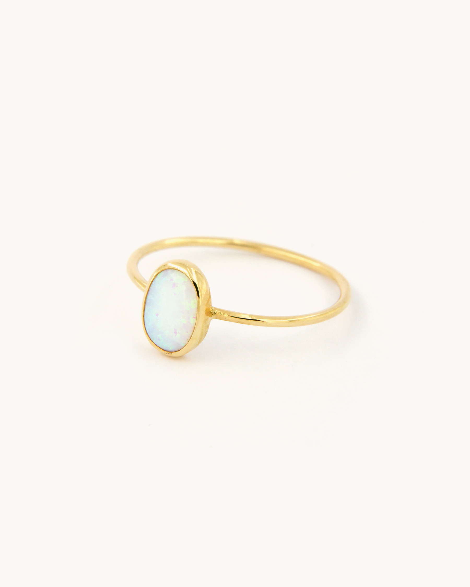 Anello a Filo con Opale Cabochon