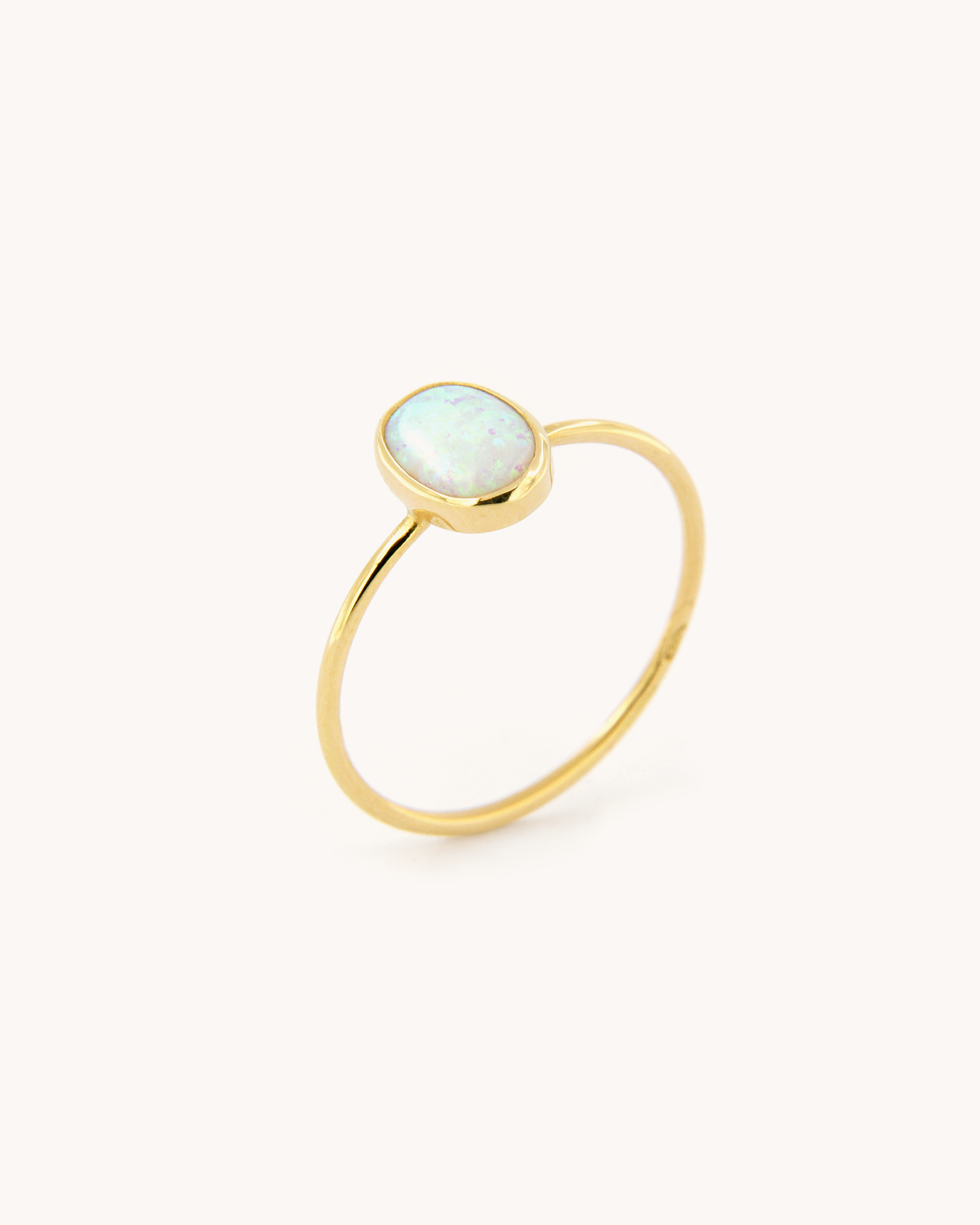 Anello a Filo con Opale Cabochon