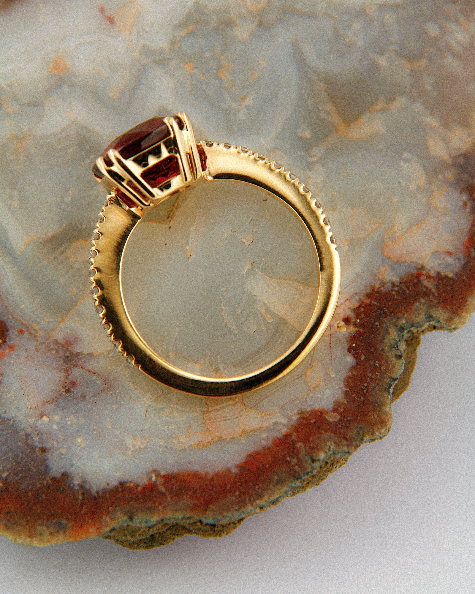 Anello in oro rosa 18 carati con una pietra di spessartite e mezzo giro di diamanti.