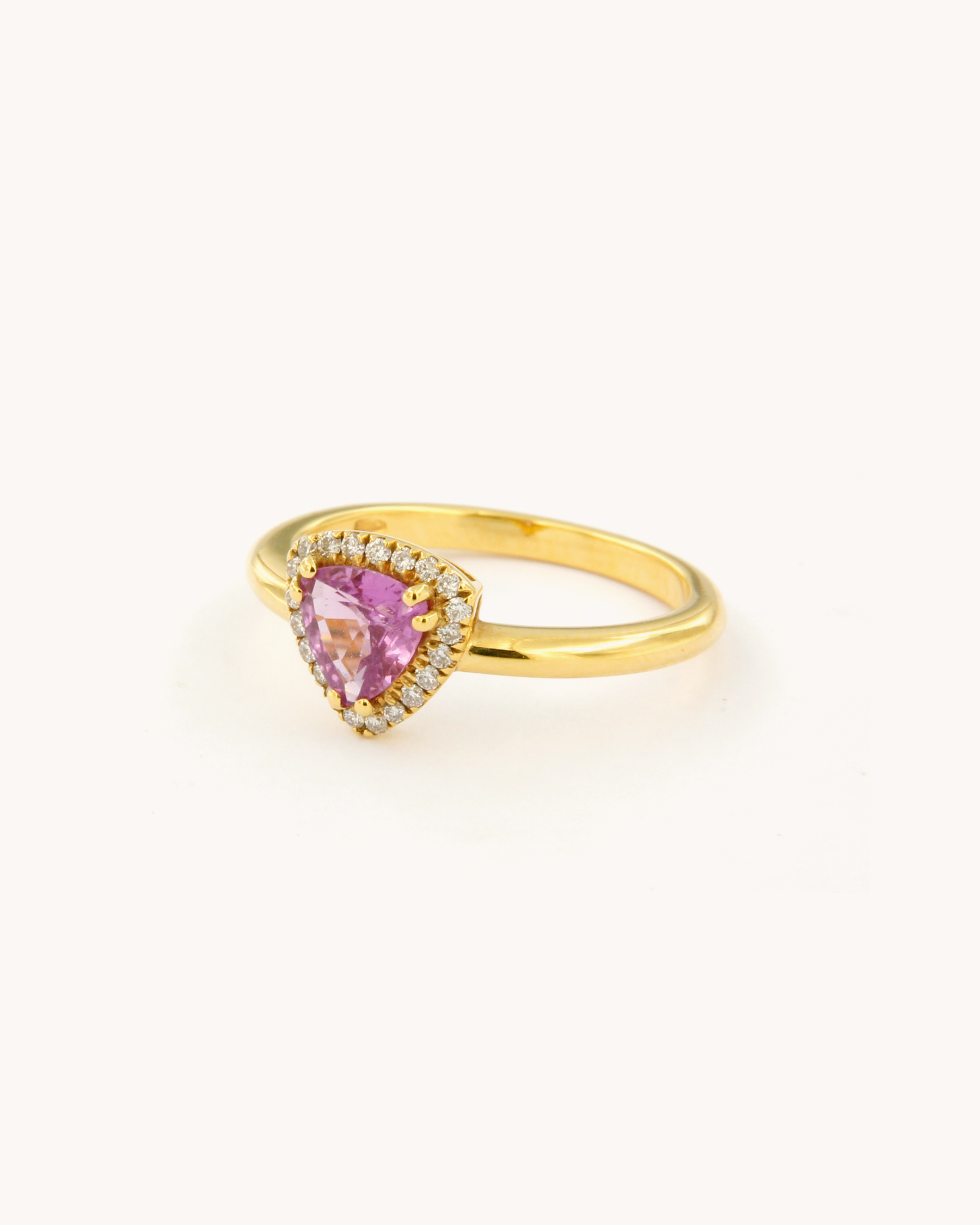 Anello in oro giallo 18 carati con zaffiro rosa taglio trillion e cornice di diamanti – Merù Gioielli
