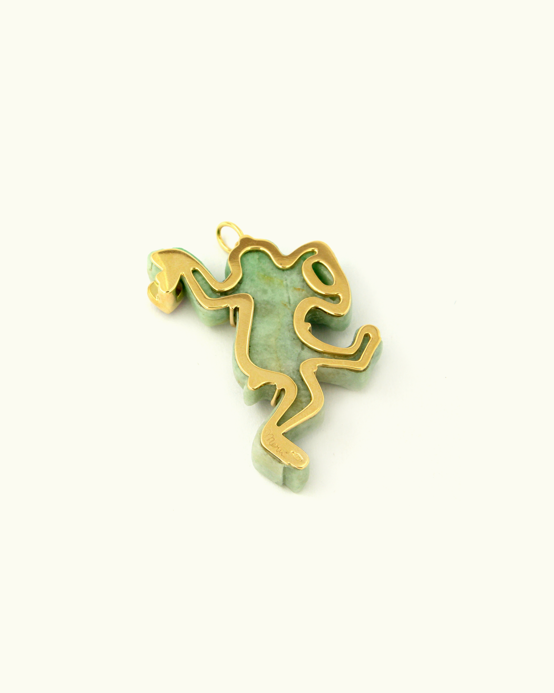 Ciondolo a forma di scimmia in giada con montatura in oro giallo 18 carati sul retro, impreziosito da un rubino a forma di cuore.