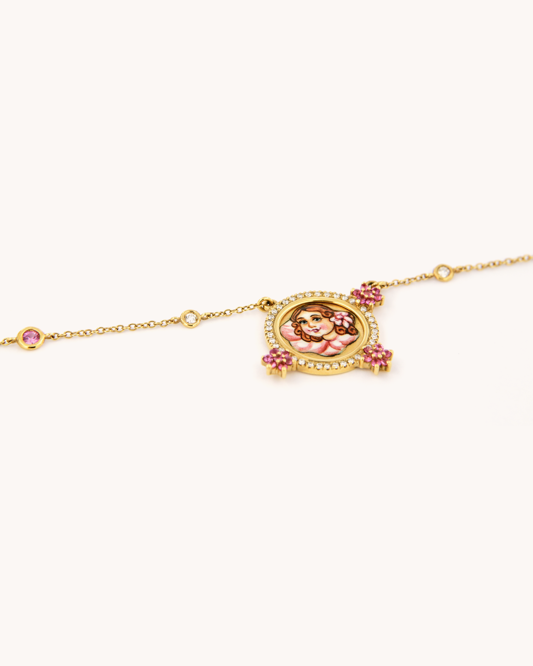 Collana Angelo Rosa in oro giallo 18 carati con pendente circolare in smalto figurativo dipinto a mano, impreziosita da diamanti e zaffiri rosa.