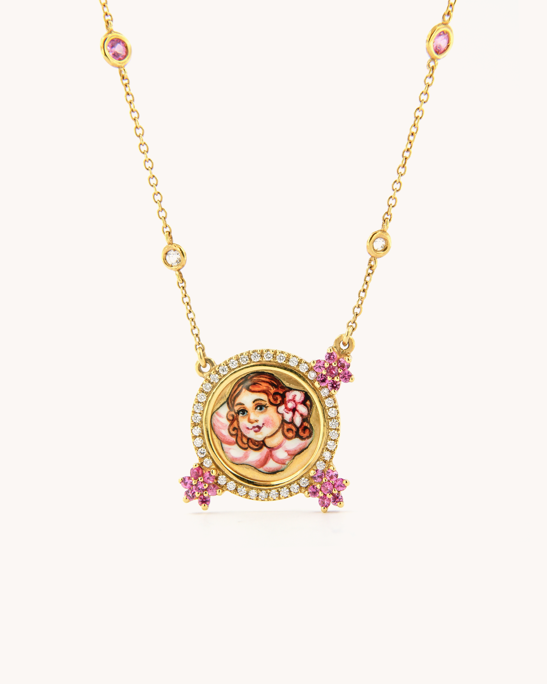 Collana Angelo Rosa in oro giallo 18 carati con pendente circolare in smalto figurativo dipinto a mano, impreziosita da diamanti e zaffiri rosa.