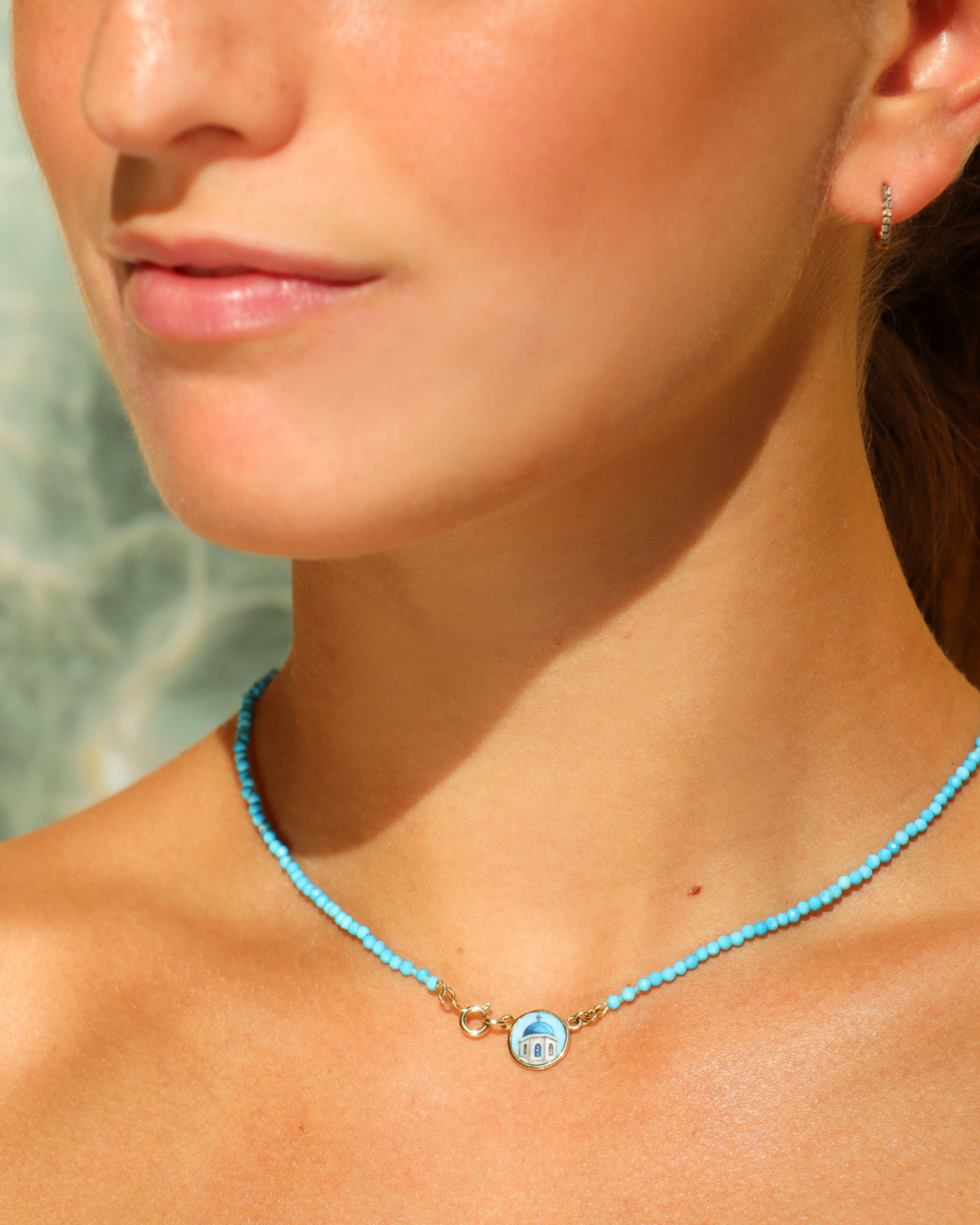 Collana Coloris Cupola con perline sfaccettate in pasta di turchese e piastrina in oro giallo 18K raffigurante una cupola dipinta a mano in smalto a fuoco