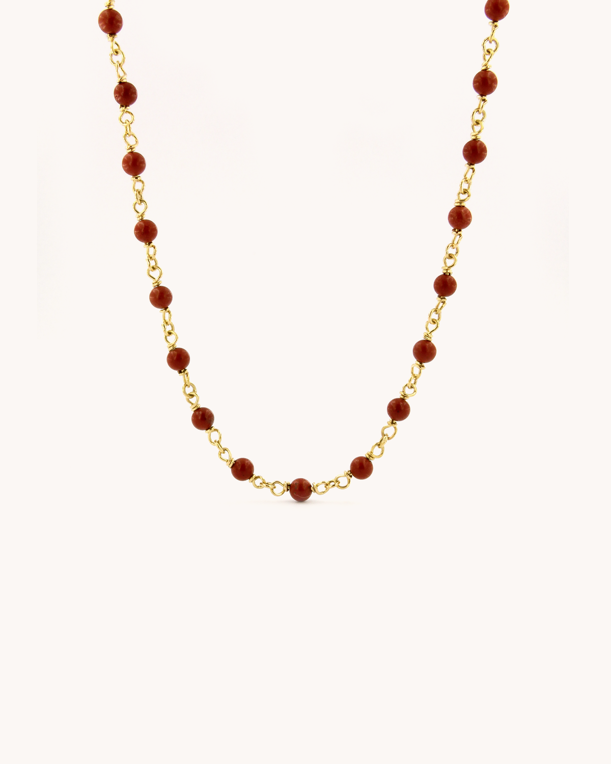 Collana Mediterraneo Base in oro giallo 18 carati, impreziosita da perline di diaspro.
