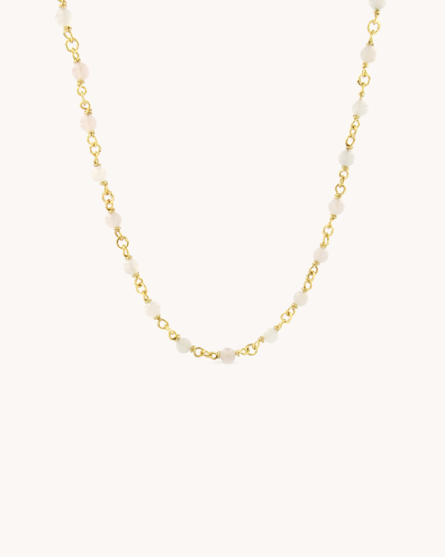 Collana Mediterraneo base in oro giallo 18 carati, impreziosita da perline naturali di quarzo rosa.