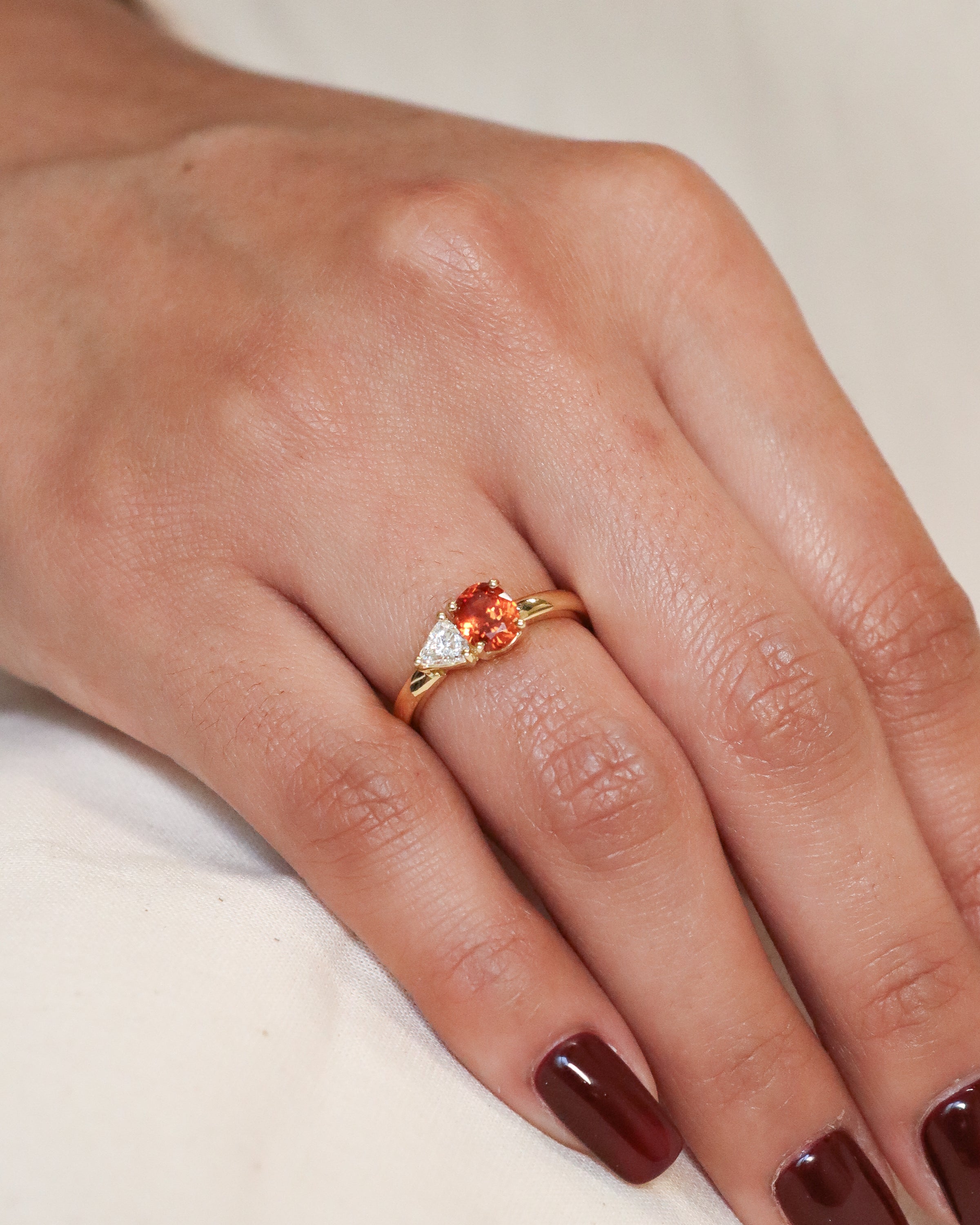 Anello Toi et Moi in oro giallo 18k con zaffiro arancio 0,95ct e diamante taglio Trilliant