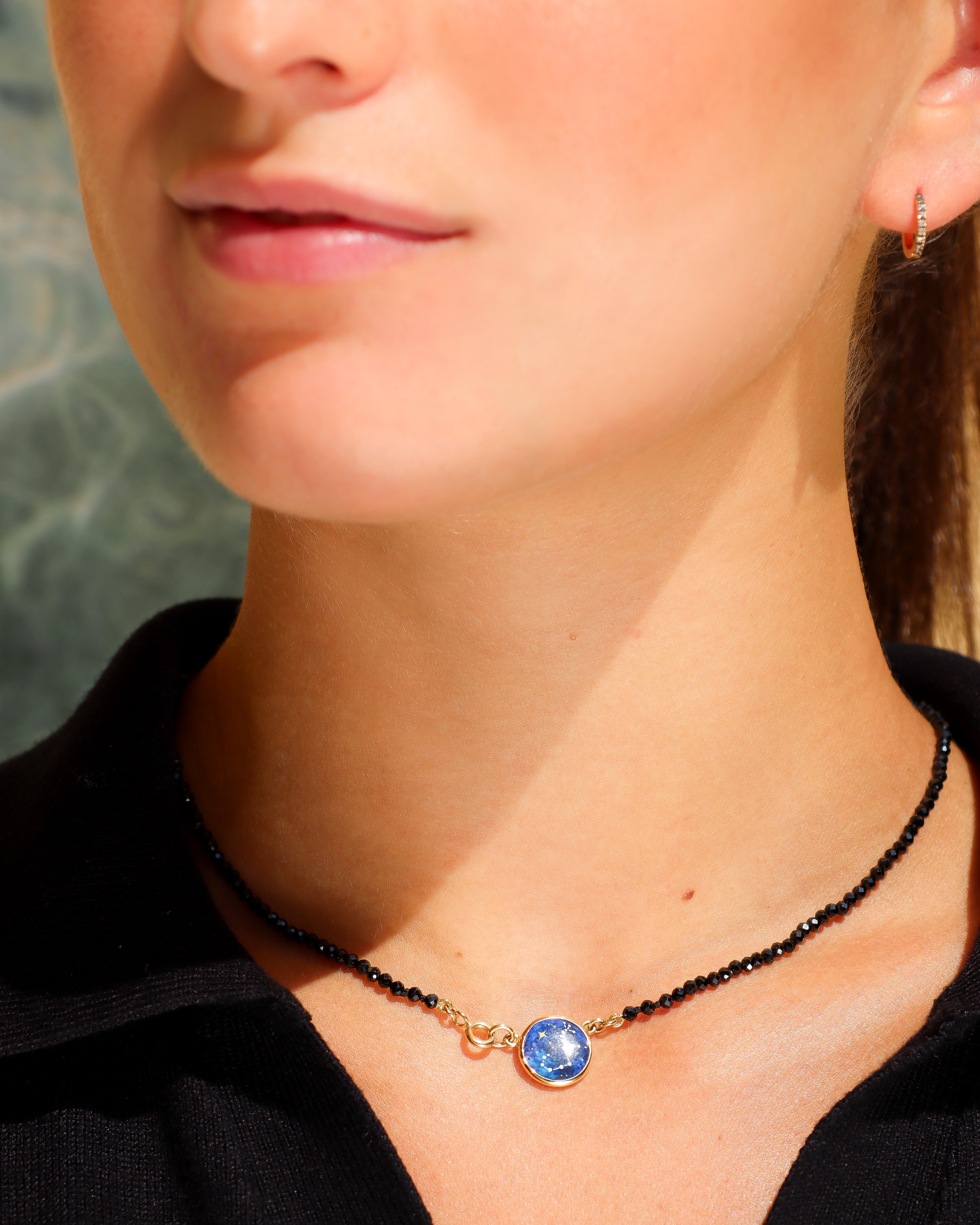 Collana Coloris Scorpione nel Nero Cosmico