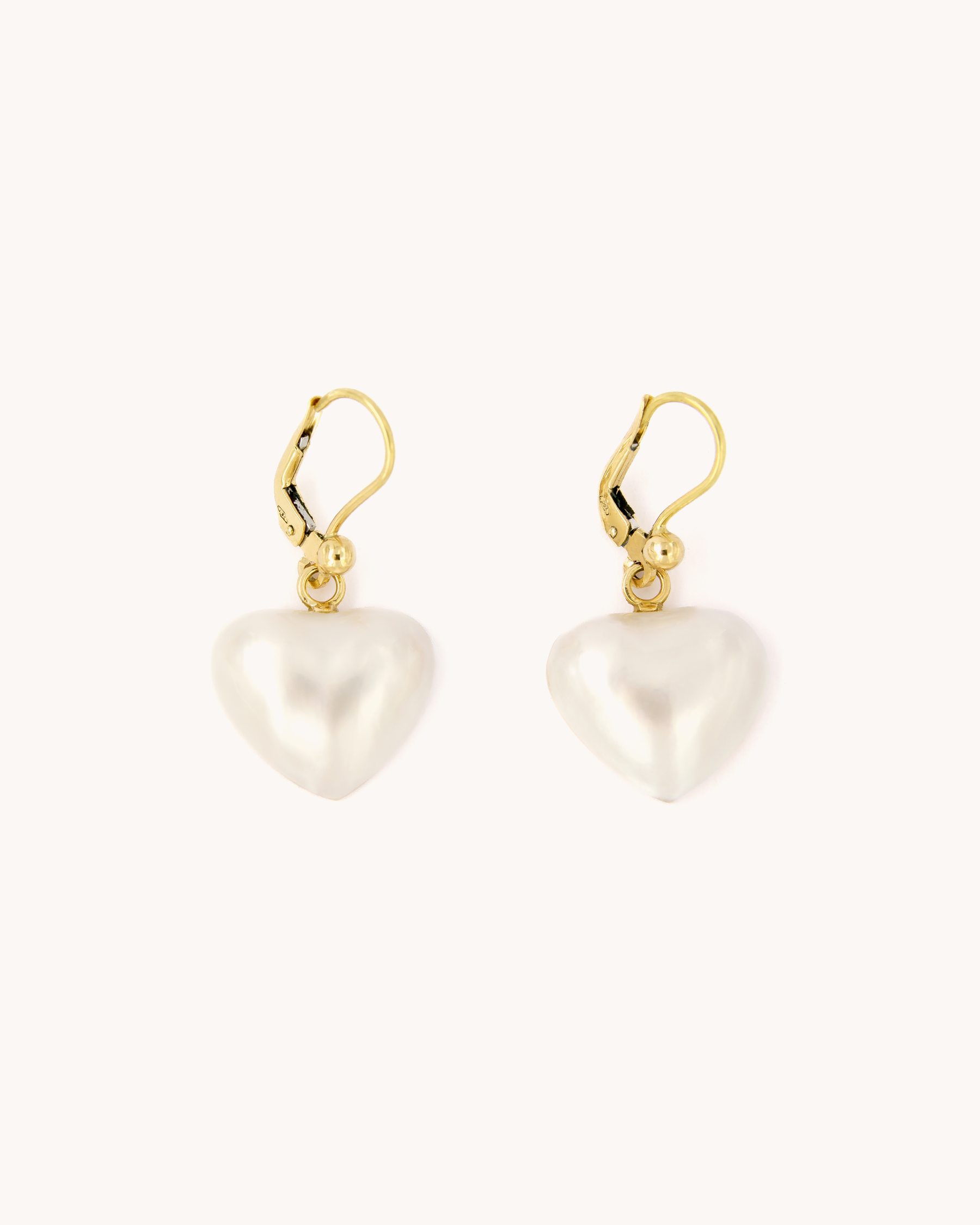 Orecchini pendenti in oro 18K con madreperle Mabé a forma di cuore