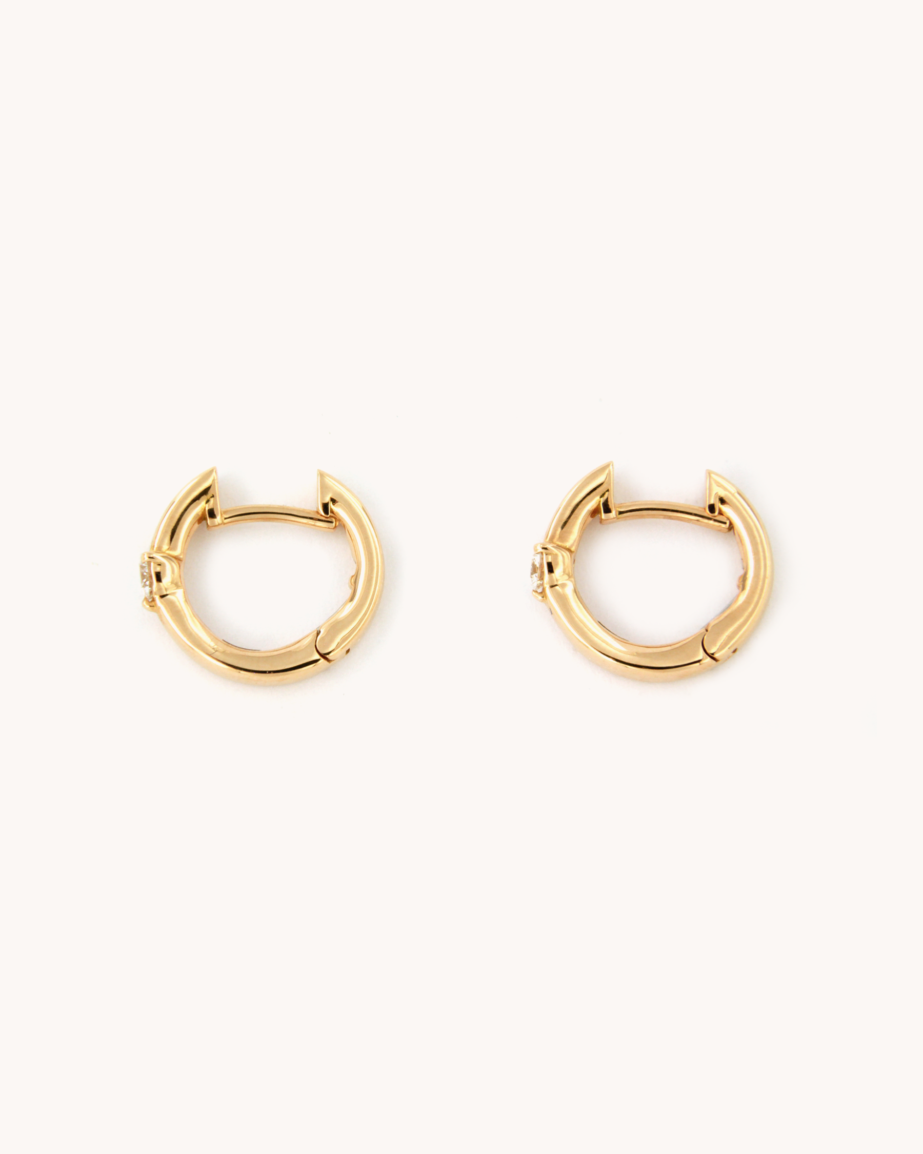 Orecchini a cerchio con diamante centrale