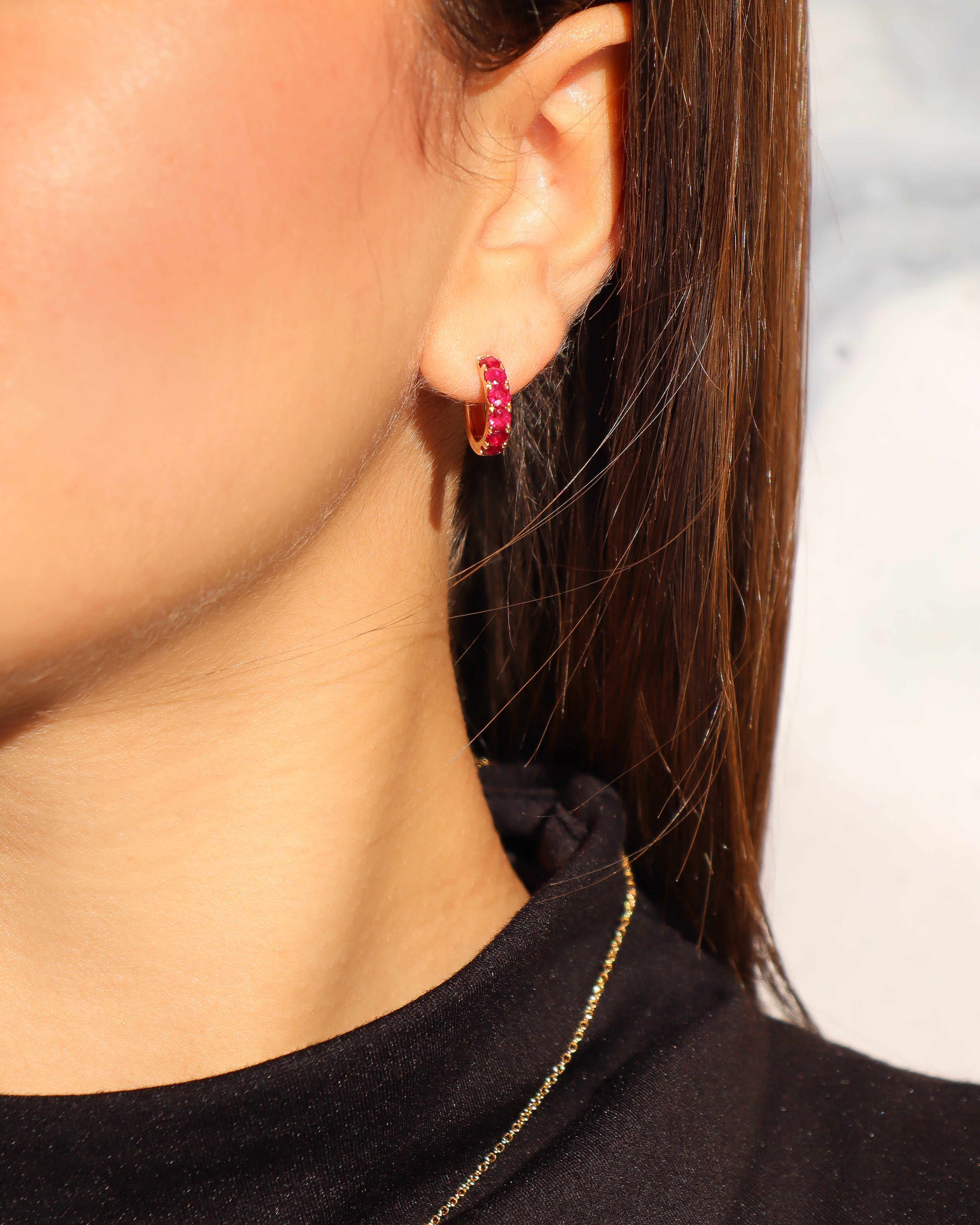 Orecchini a cerchio in oro rosa con rubini