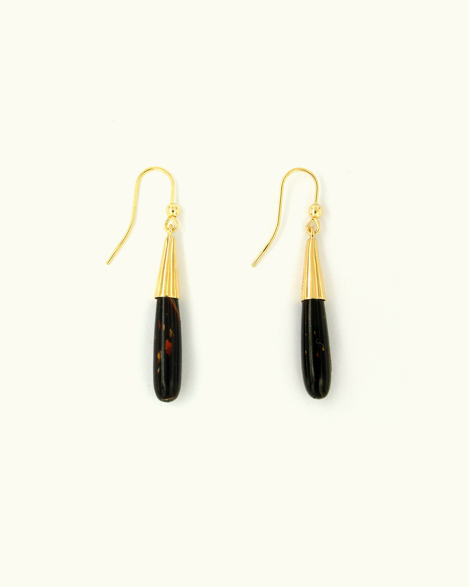 Orecchini pendenti in oro giallo 18 carati con corallo nero naturale e chiusura ad amo di Merù Gioielli