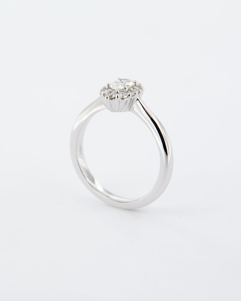 Anello Diamante Taglio Marquise con Cornice