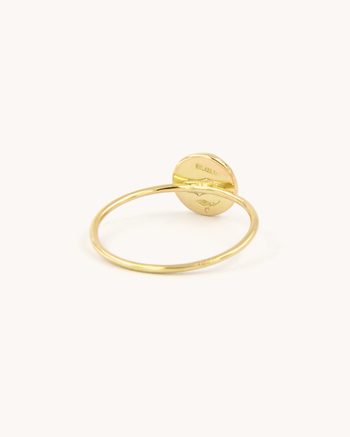 Anello a Filo Luna in Venere in oro giallo 18 carati e smalto, disponibile in due dimensioni