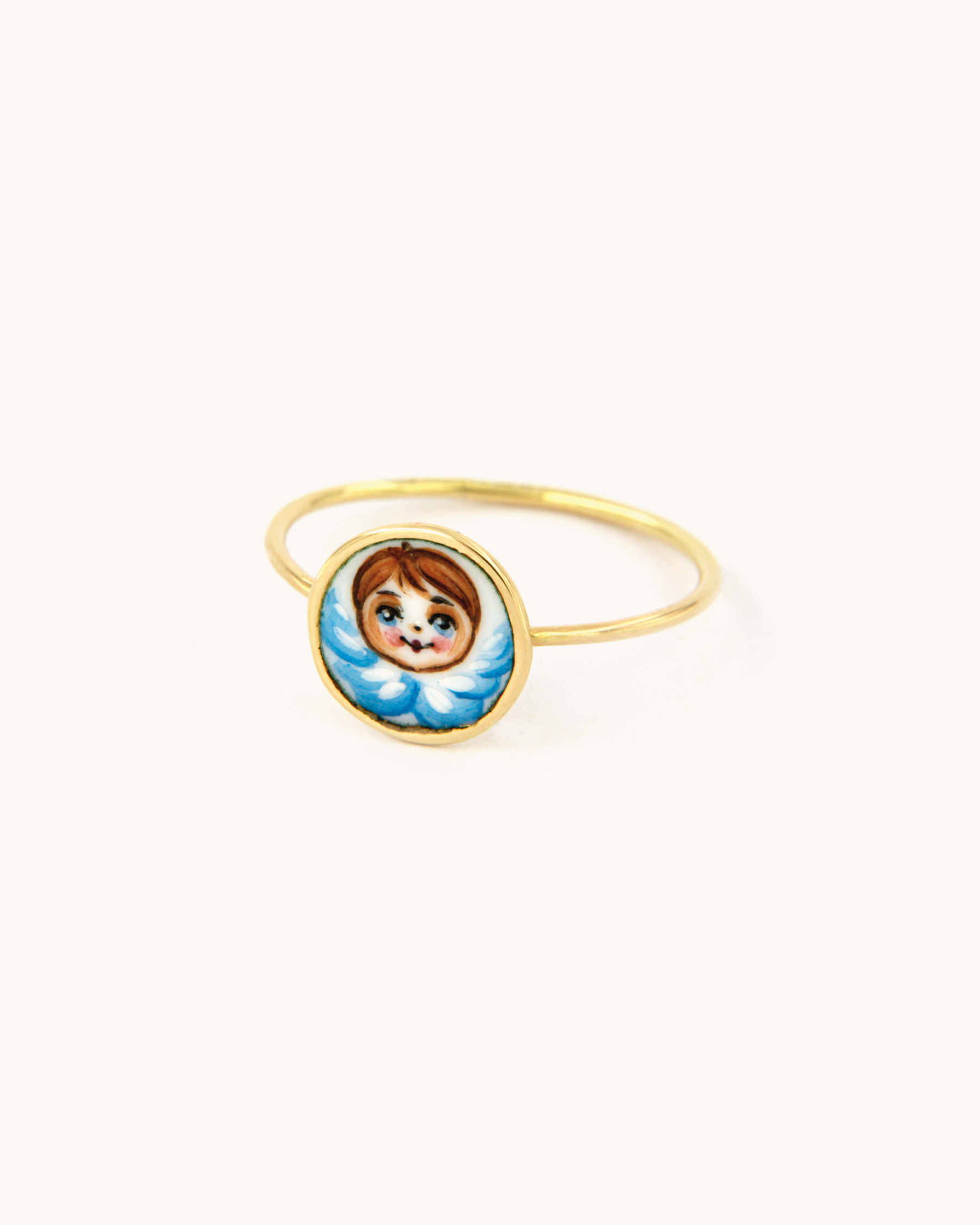 Anello a filo in oro giallo 18 carati con angelo blu dipinto a mano in smalto a fuoco, disponibile in due misure