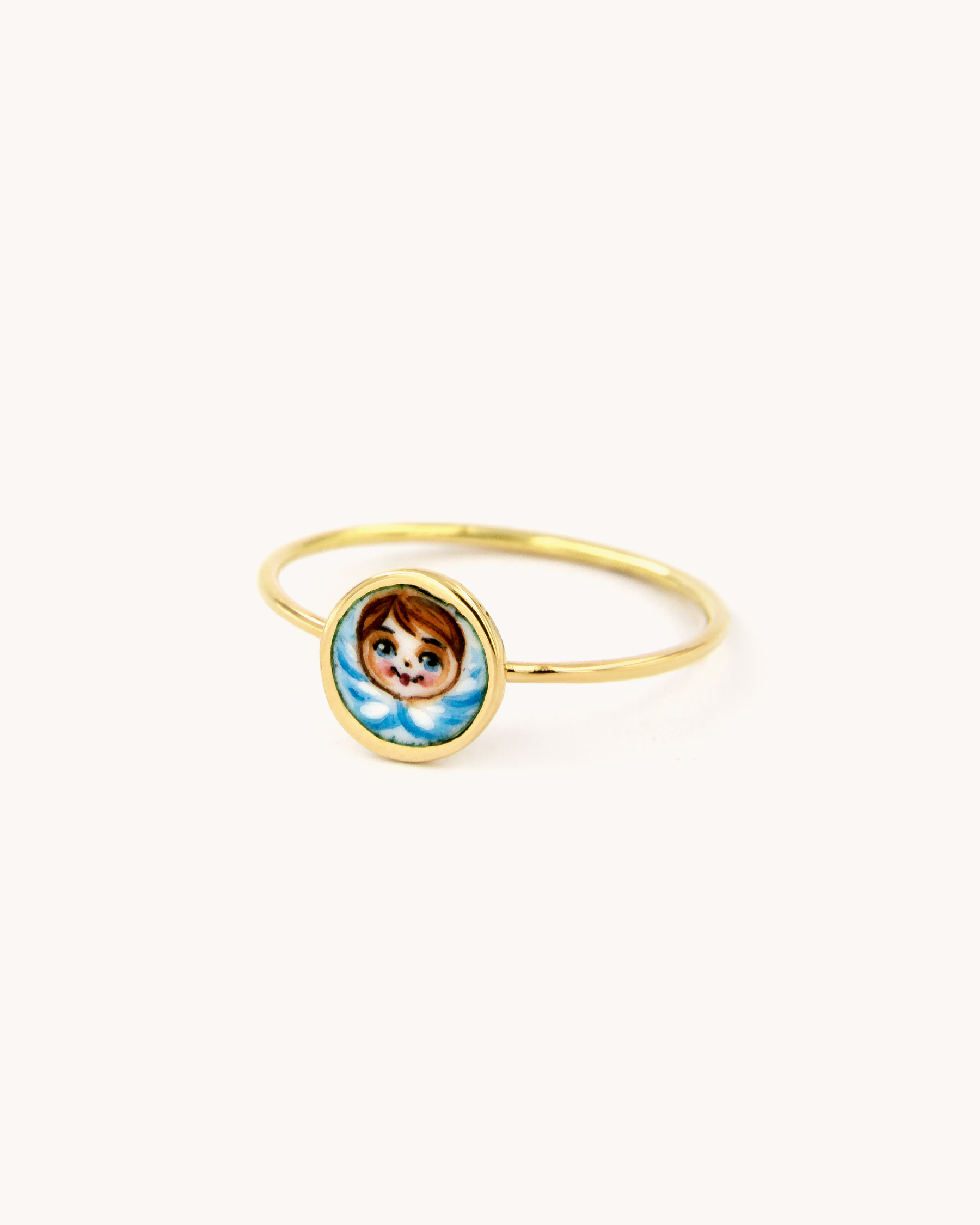 Anello a filo in oro giallo 18 carati con angelo blu dipinto a mano in smalto a fuoco, disponibile in due misure