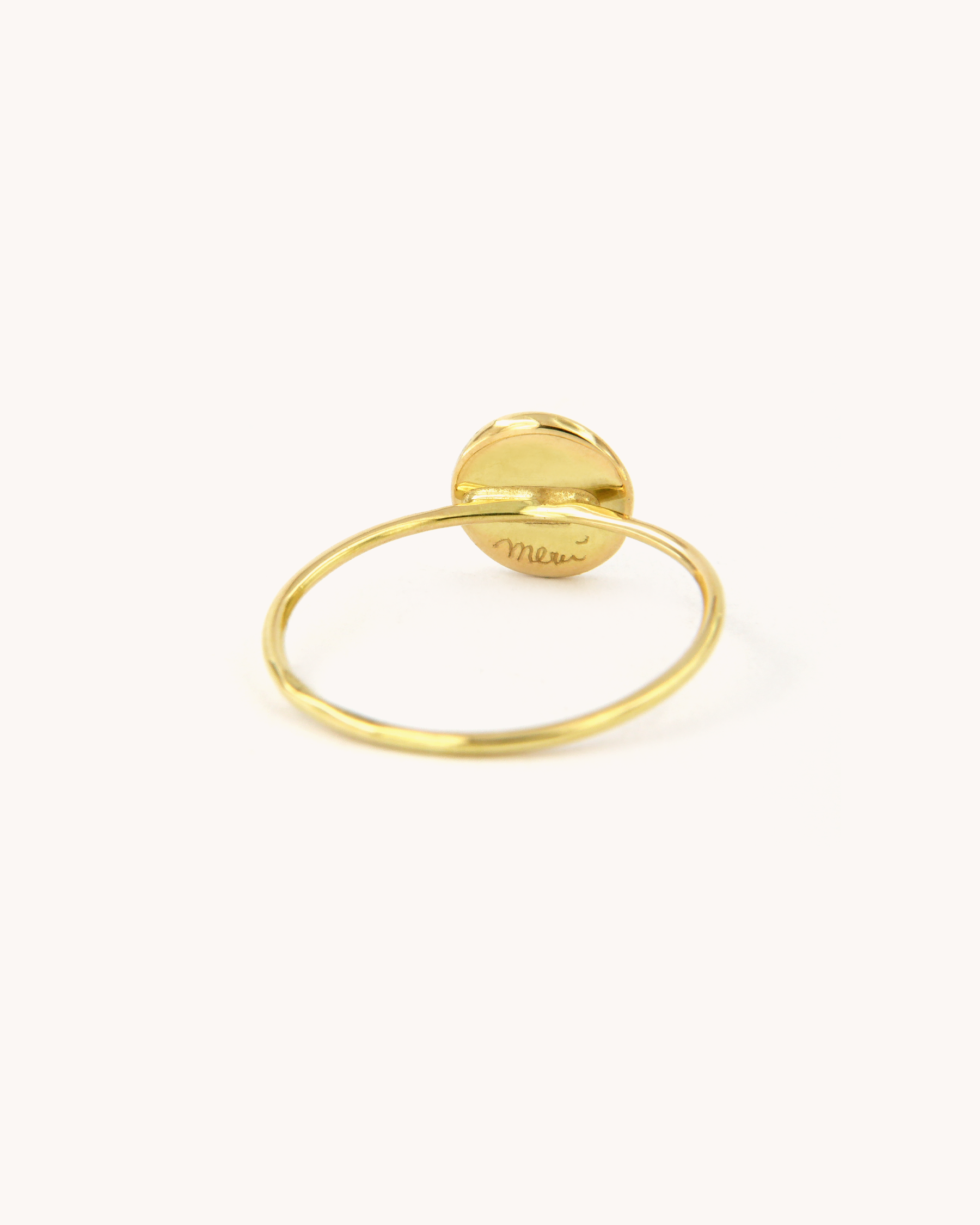 Anello a filo in oro giallo 18 carati con angelo blu dipinto a mano in smalto a fuoco, disponibile in due misure