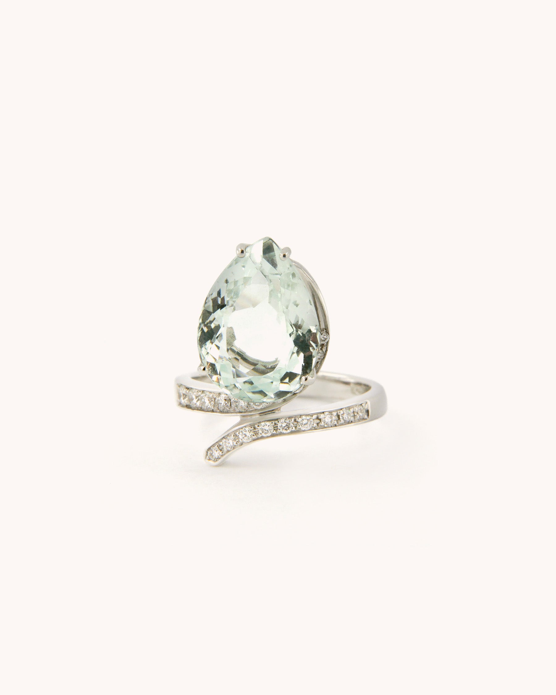 Anello in oro bianco 18 carati con acquamarina taglio goccia e diamanti, firmato Merù Gioielli

