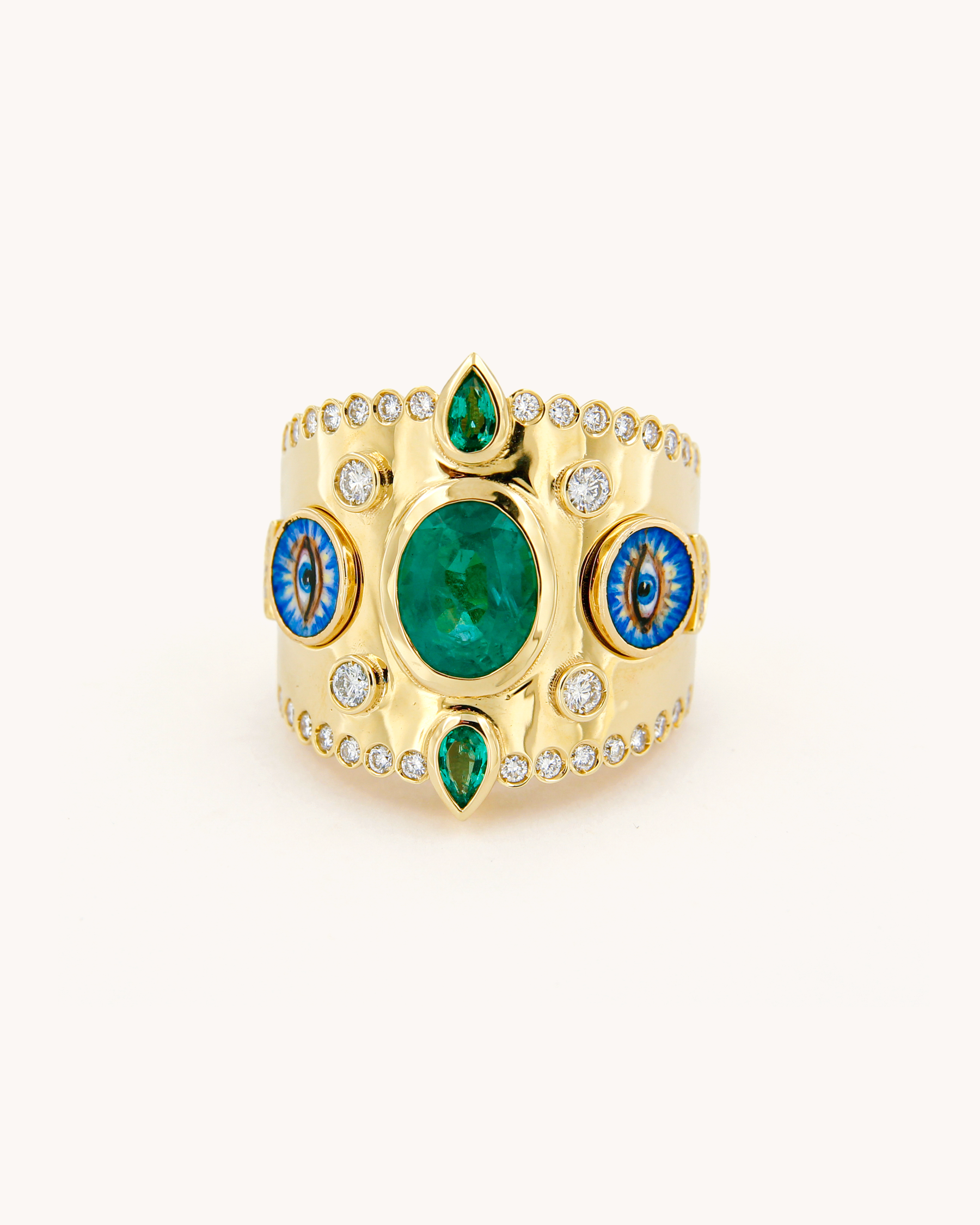 Anello in oro giallo 18k con smeraldo centrale, diamanti e dettagli in smalto – alta gioielleria