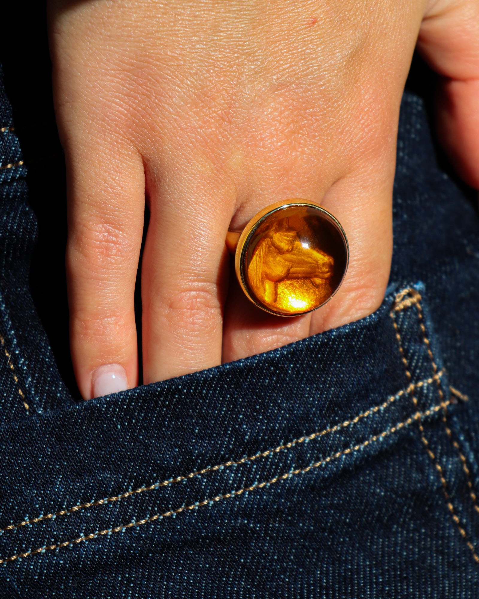 Anello in oro giallo 18 carati con ambra incisa a mano raffigurante un cavallo, Merù Gioielli
