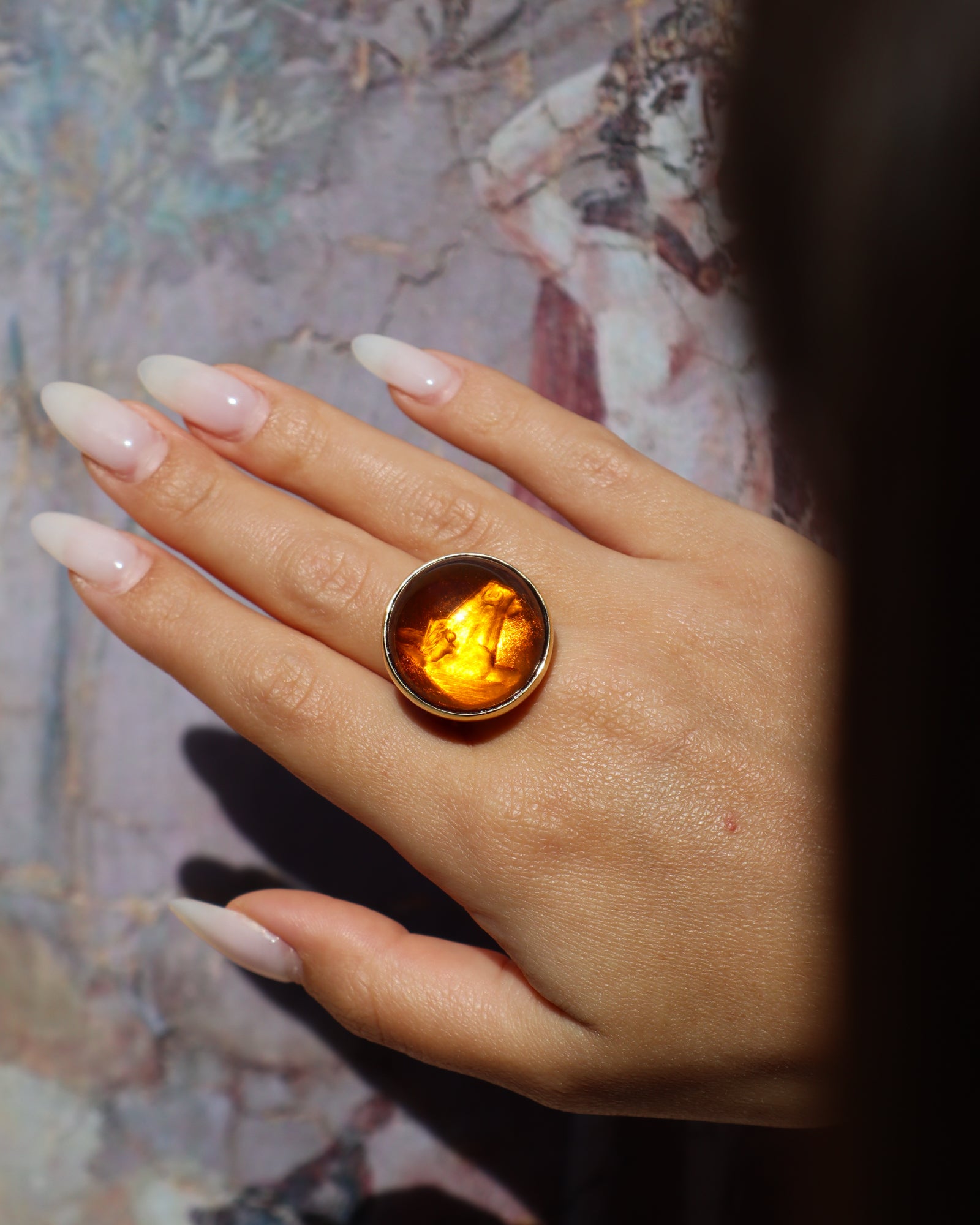 Anello in oro giallo 18 carati con ambra incisa a mano raffigurante un cavallo, Merù Gioielli
