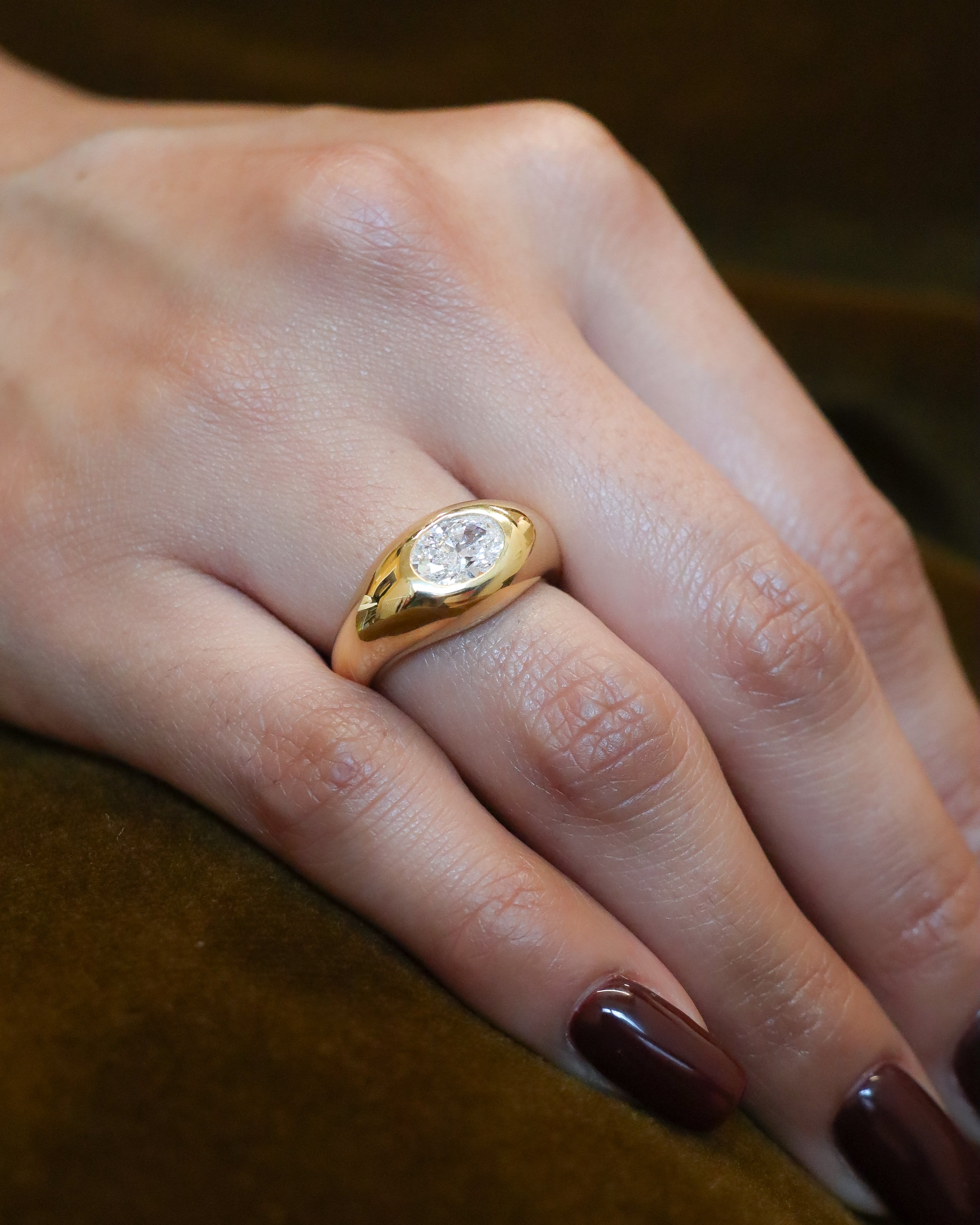 Anello chevalier con diamanti IGI in oro giallo 18k indossato sulla mano